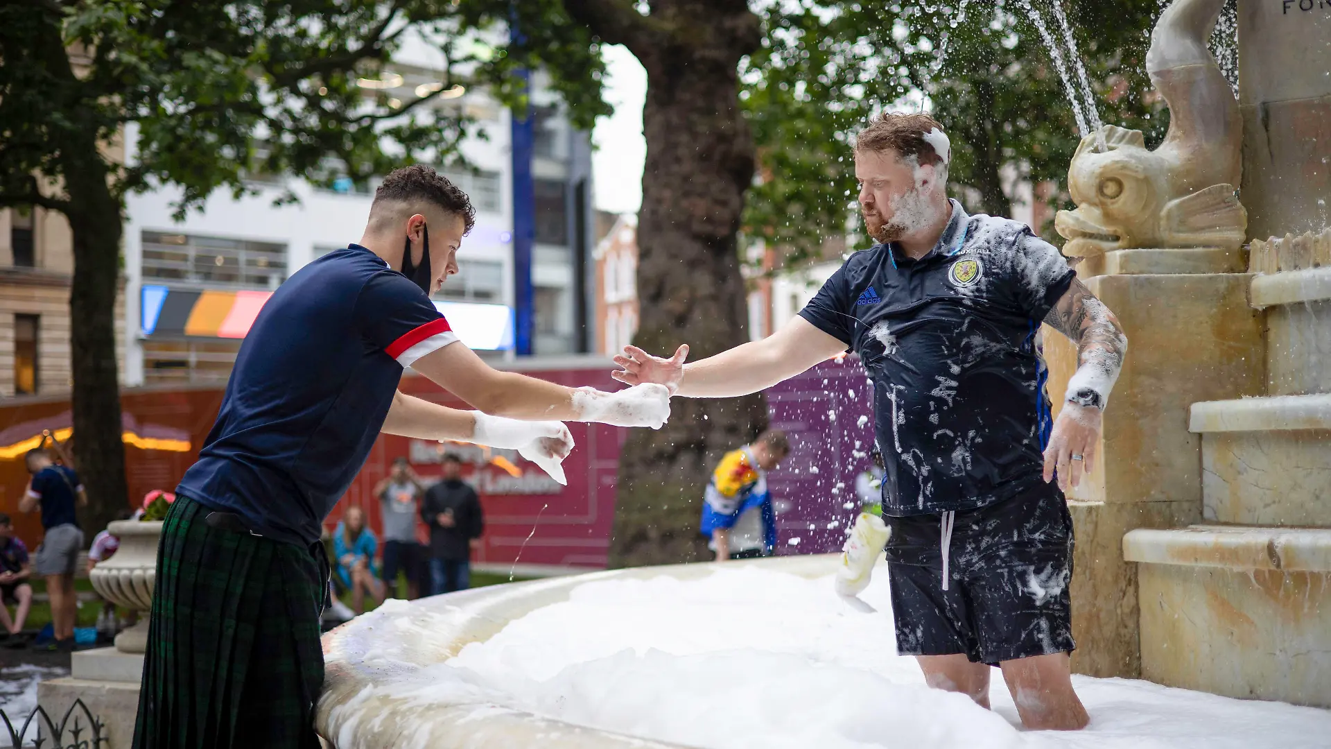 June 17, 2021, London, United Kingdom: Scotland Football fans play in a fountain..Football fans supporting Scotland arrived in London today prior to the UEFA football match between England and Scotland at Wembley tomorrow. Supporters are seen in various locations in London and most of them are heavily drunk. London United Kingdom - ZUMAs197 0121871948st Copyright: xHestherxNgx