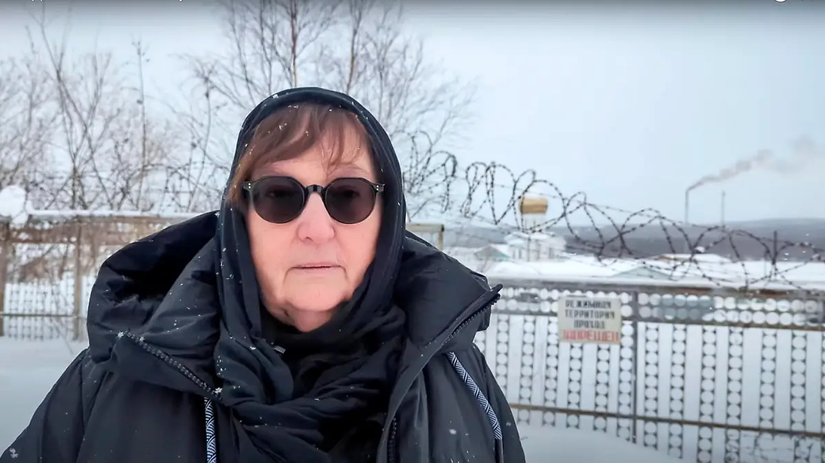 HANDOUT - 20.02.2024, Russland, Charp: Auf diesem Videostandbild, das vom Nawalny-Team via AP zur Verfügung gestellt wurde, spricht Ljudmila Nawalnaja, die Mutter des russischen Oppositionsführers Alexej Nawalny. Die Mutter des in Haft gestorbenen Kremlgegners Alexej Nawalny hat dessen Leiche von den Behörden erhalten. Das teilte Nawalnys Sprecherin Kira Jarmysch am Samstag bei X (vormals Twitter) mit. Foto: Uncredited/Navalny Team/AP/dpa - ACHTUNG: Nur zur redaktionellen Verwendung im Zusammenhang mit der aktuellen Berichterstattung innerhalb der nächsten 7 Tage und nur mit vollständiger Nennung des vorstehenden Credits +++ dpa-Bildfunk +++
