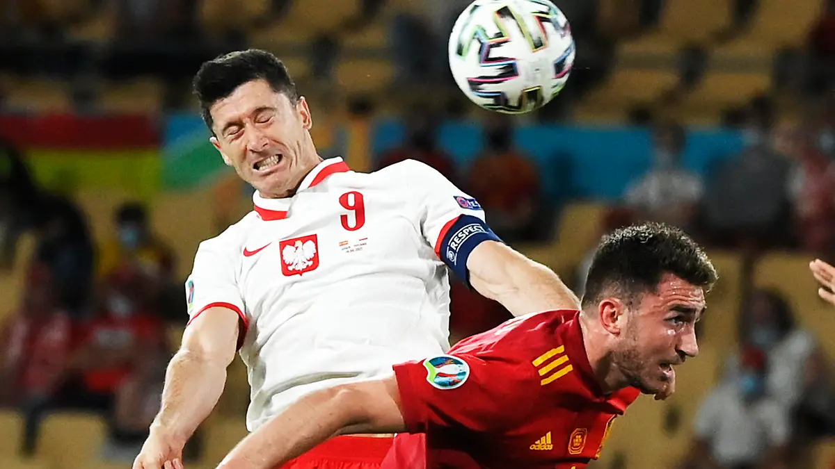 19.06.2021, Spanien, Sevilla: Fußball: EM, Spanien - Polen, Vorrunde, Gruppe E, 2. Spieltag im Estadio de la Cartuja. Robert Lewandowski (links) erzielt den Führungstreffer über Spaniens Aymeric Laporte. Foto: David Ramos/ap-pool/dpa +++ dpa-Bildfunk +++