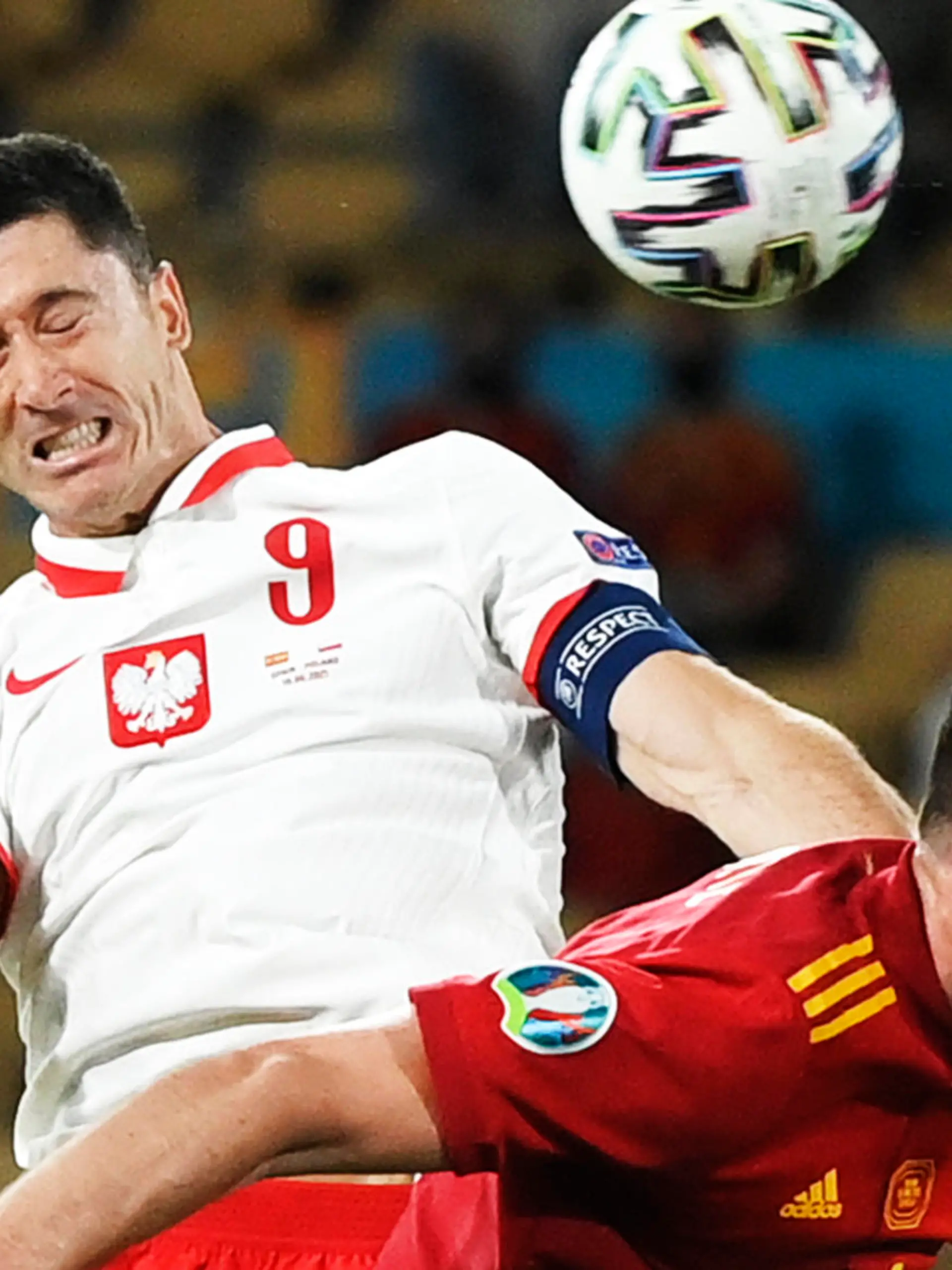 19.06.2021, Spanien, Sevilla: Fußball: EM, Spanien - Polen, Vorrunde, Gruppe E, 2. Spieltag im Estadio de la Cartuja. Robert Lewandowski (links) erzielt den Führungstreffer über Spaniens Aymeric Laporte. Foto: David Ramos/ap-pool/dpa +++ dpa-Bildfunk +++