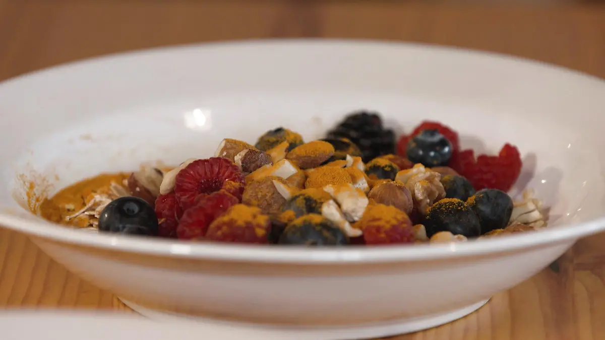Kurkuma zum Beeren-Müsli senkt die Entzünfunswerte.