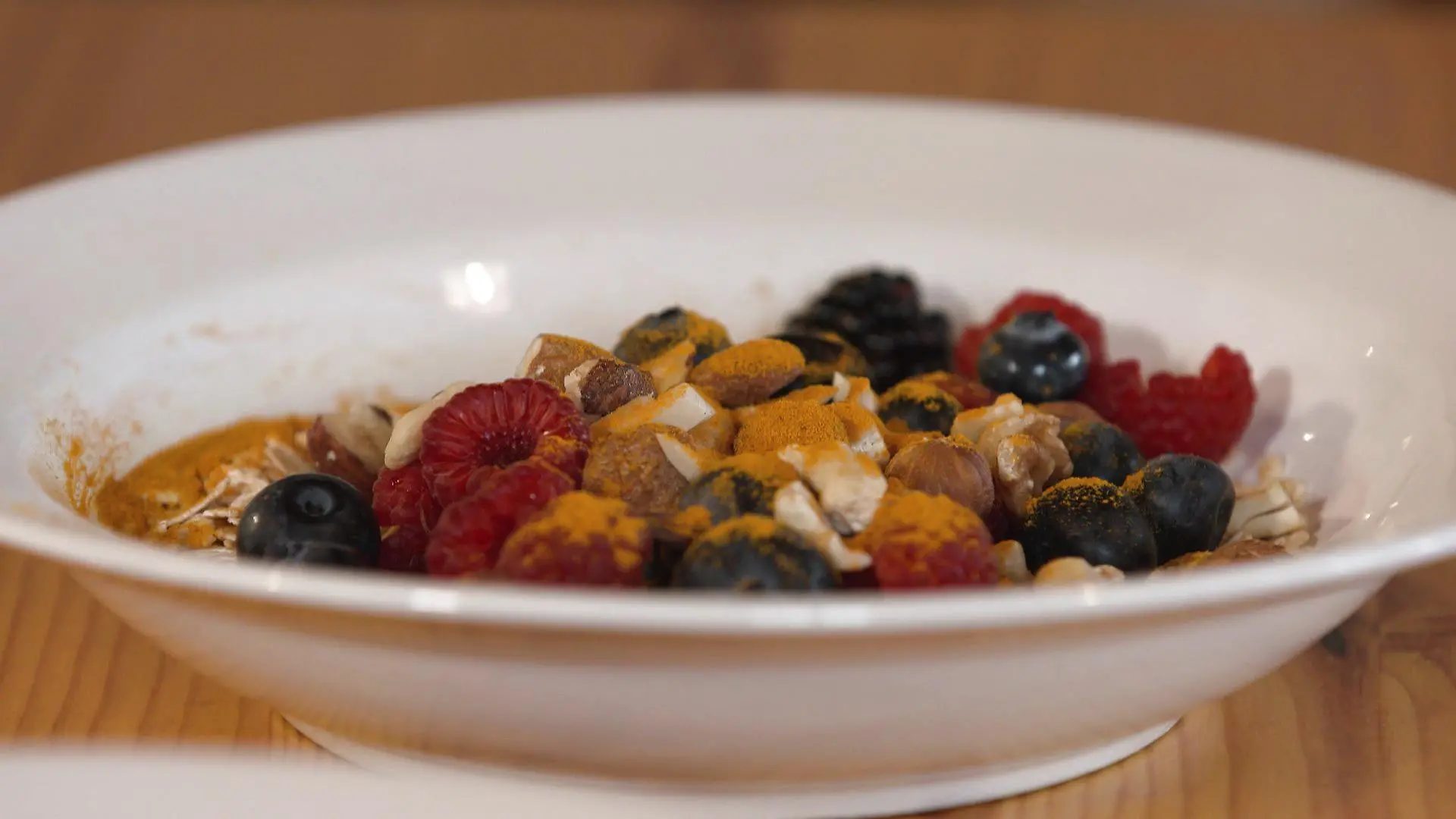 Kurkuma zum Beeren-Müsli senkt die Entzünfunswerte.