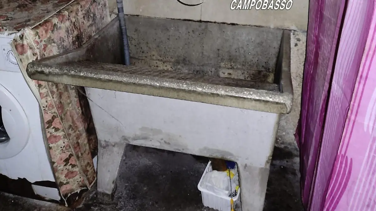 La stanza ricavata di fianco ad una legnaia, priva di riscaldamento, all'interno della quale viveva segregata una donna di 67 anni ridotta in schiavitù per 22 anni dal fratello e dalla cognata, Campobasso, 12 Settembre 2022. ANSA/UFFICIO STAMPA CARABINIERI

+++ ANSA PROVIDES ACCESS TO THIS HANDOUT PHOTO TO BE USED SOLELY TO ILLUSTRATE NEWS REPORTING OR COMMENTARY ON THE FACTS OR EVENTS DEPICTED IN THIS IMAGE; NO ARCHIVING; NO LICENSING +++NPK+++