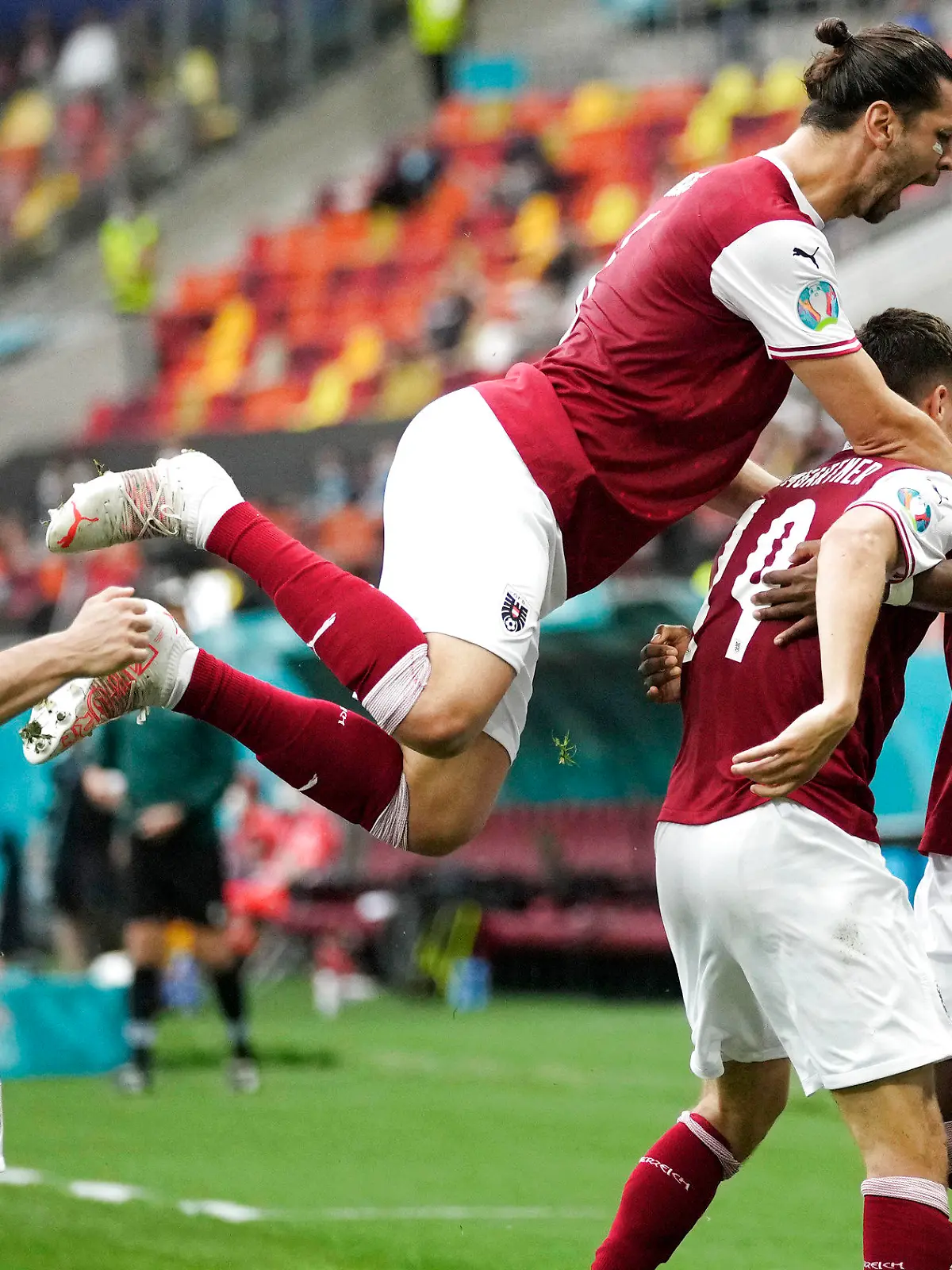 21.06.2021, Rumänien, Bukarest: Fußball: EM, Ukraine - Österreich, Vorrunde, Gruppe C, 3. Spieltag in der Arena Nationala. Christoph Baumgartner (2.v.r) aus Österreich feiert mit seinen Teamkollegen das 1:0. Foto: Vadim Ghirda/AP/dpa +++ dpa-Bildfunk +++