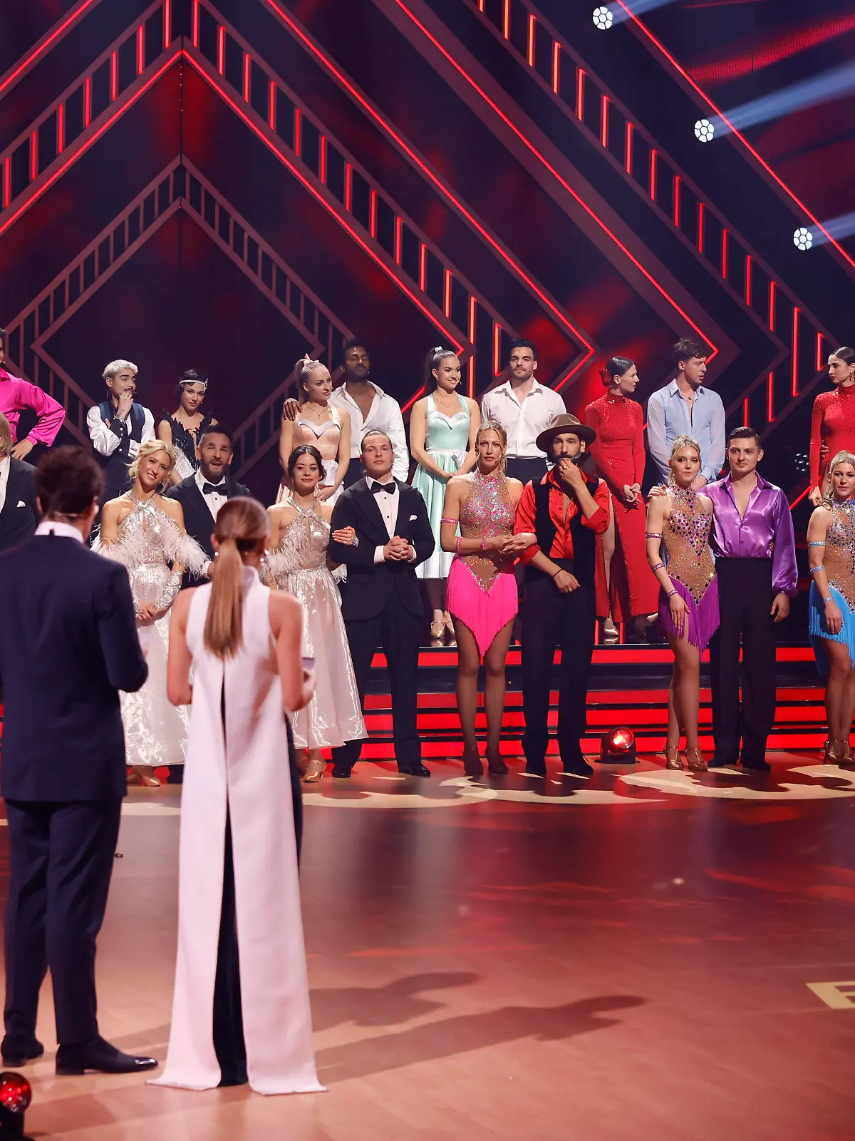 Moderator Daniel Hartwich und Moderatorin Victoria Swarovski mit den Tanzpaaren bei der 17. Staffel der RTL-Tanzshow Let s Dance im MMC Coloneum. Köln, 23.02.2024 NRW Deutschland *** Presenter Daniel Hartwich and presenter Victoria Swarovski with the dance couples at the 17th season of the RTL dance show Let s Dance at the MMC Coloneum Cologne, 23 02 2024 NRW Germany Copyright: xChristophxHardtx
