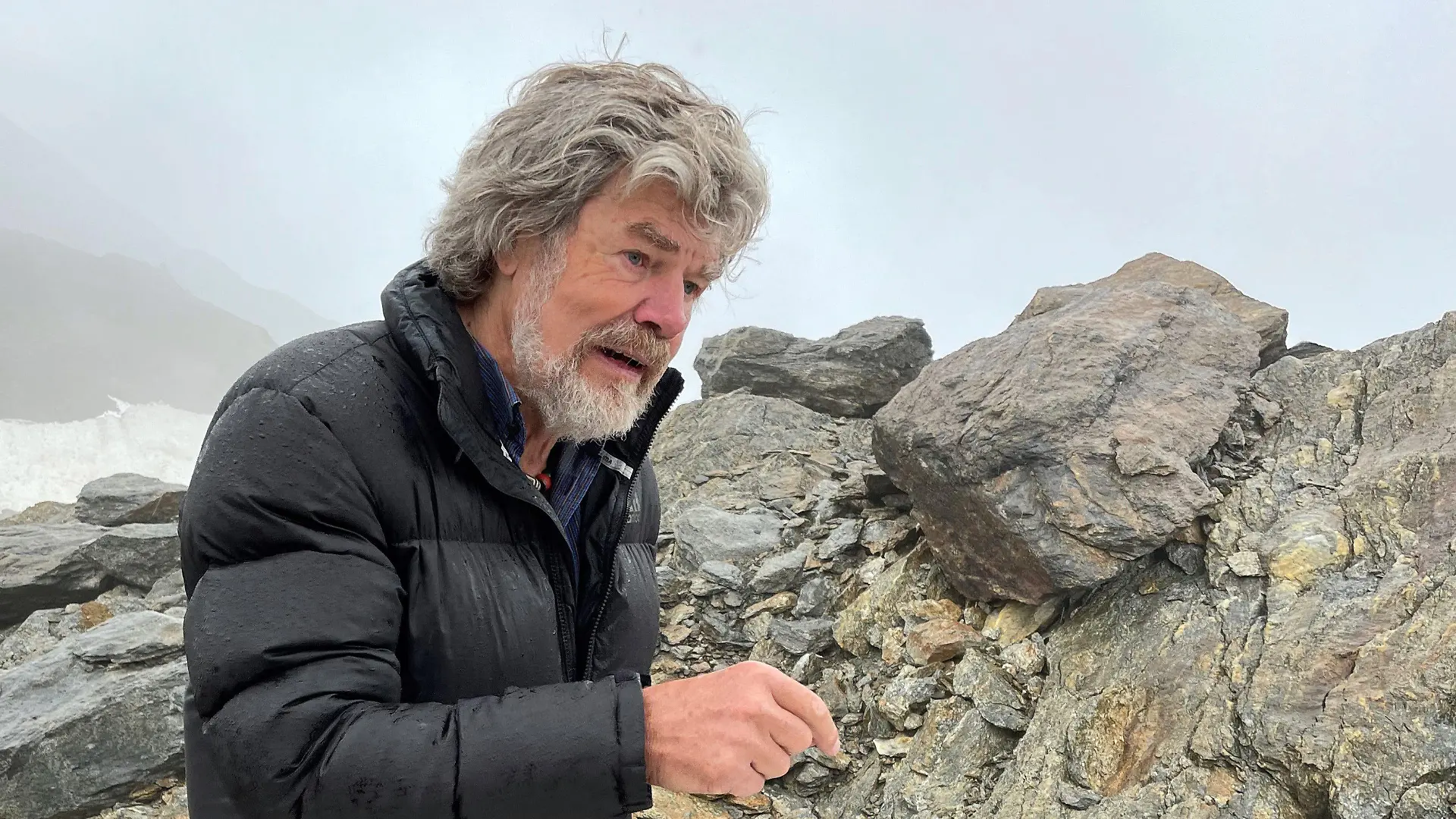 ARCHIV - 15.09.2021, Italien, Tisenjoch: Extrem-Bergsteiger Reinhold Messner bei einem Interview am Fundort der Gletschermumie Ötzi anlässlich des 30. Jahrestags des Funds. Messner (78) sieht wie viele andere Experten angesichts des Klimawandels steigende Gefahren in den Bergen. «Das Bergsteigen, vor allem in der Höhe, wird durch die globale Erwärmung gefährlicher. Das Eis schmilzt, es reißen mehr Gletscherspalten auf, es kommt zu Eisabbrüchen wie jetzt an der Marmolata, und der Fels unter dem Eis zerbröselt». (zu dpa: «Messner: Bergsteigen «durch die globale Erwärmung gefährlicher»») Foto: Matthias Röder/dpa +++ dpa-Bildfunk +++