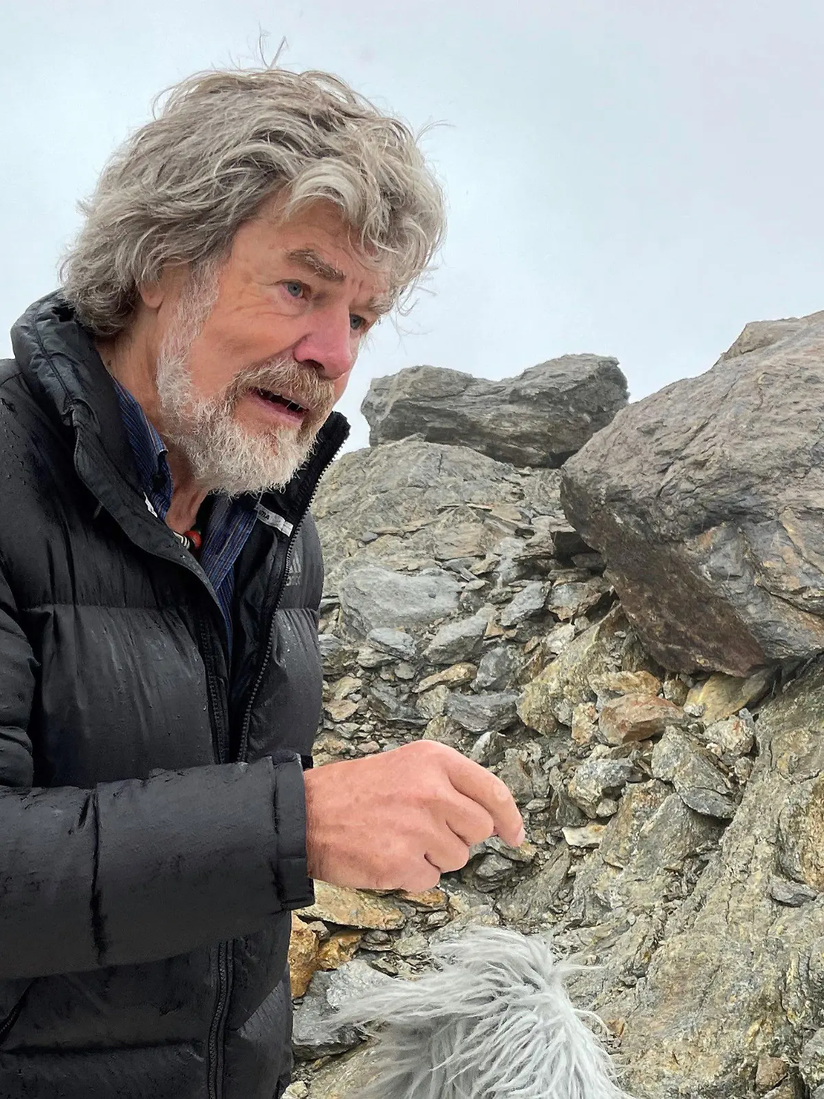 ARCHIV - 15.09.2021, Italien, Tisenjoch: Extrem-Bergsteiger Reinhold Messner bei einem Interview am Fundort der Gletschermumie Ötzi anlässlich des 30. Jahrestags des Funds. Messner (78) sieht wie viele andere Experten angesichts des Klimawandels steigende Gefahren in den Bergen. «Das Bergsteigen, vor allem in der Höhe, wird durch die globale Erwärmung gefährlicher. Das Eis schmilzt, es reißen mehr Gletscherspalten auf, es kommt zu Eisabbrüchen wie jetzt an der Marmolata, und der Fels unter dem Eis zerbröselt». (zu dpa: «Messner: Bergsteigen «durch die globale Erwärmung gefährlicher»») Foto: Matthias Röder/dpa +++ dpa-Bildfunk +++