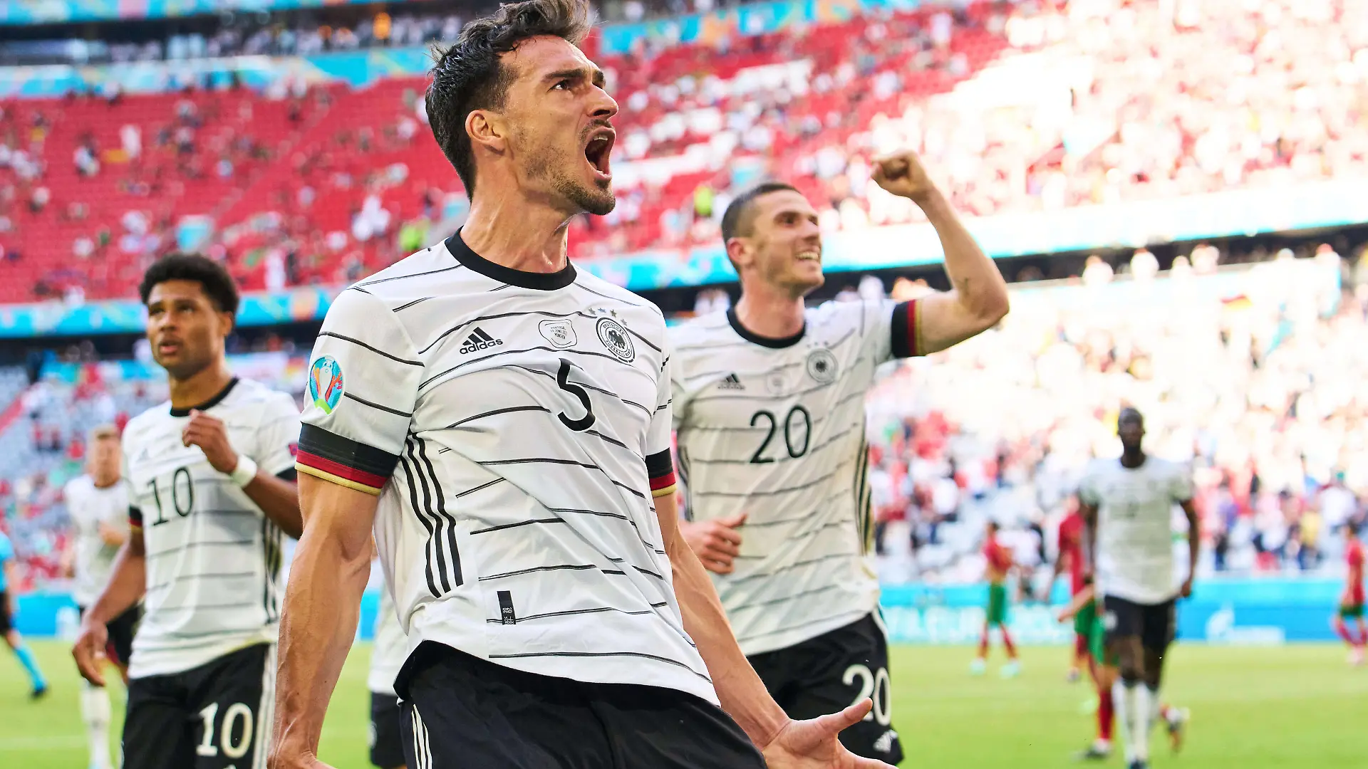 Mats Hummels, DFB 5 jubel when Serge Gnabry, DFB 10 scores, shoots goal , Tor, Treffer,,, 1-2 jubel, celebrates his goal, happy, laugh, celebration, in the Group F match PORTUGAL - GERMANY at the football UEFA European Championships 2020 in Season 2020/2021 on June 19, 2021 in Munich, Germany.