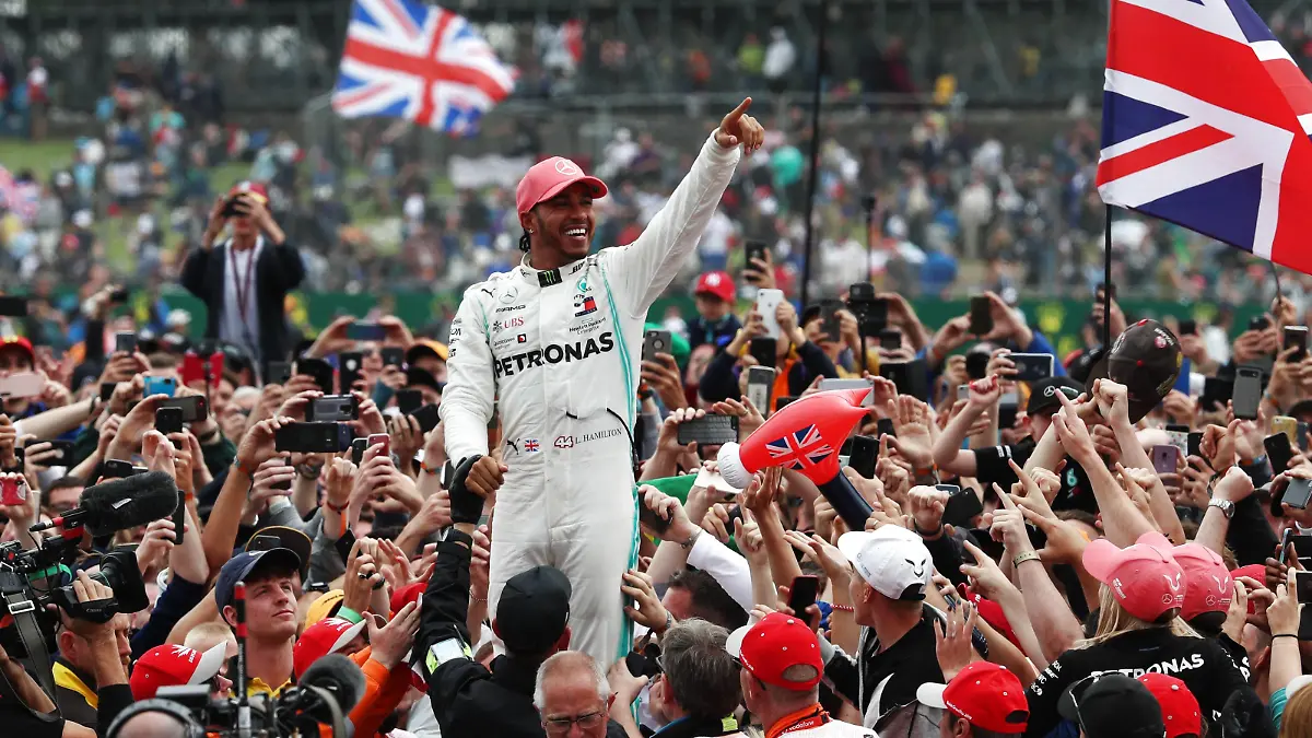 Lewis Hamilton 2019 beim Siegesjubel mit seinen Fans in Silverstone.