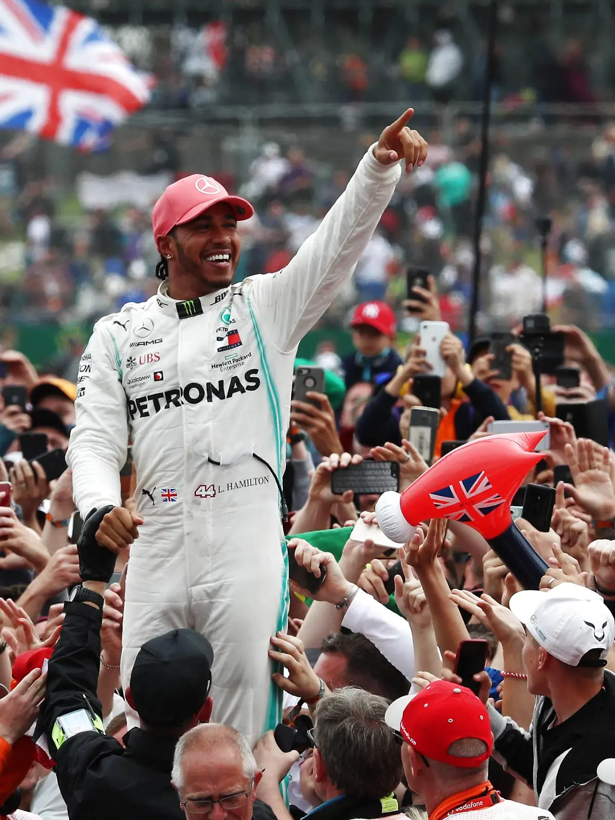 Lewis Hamilton 2019 beim Siegesjubel mit seinen Fans in Silverstone.