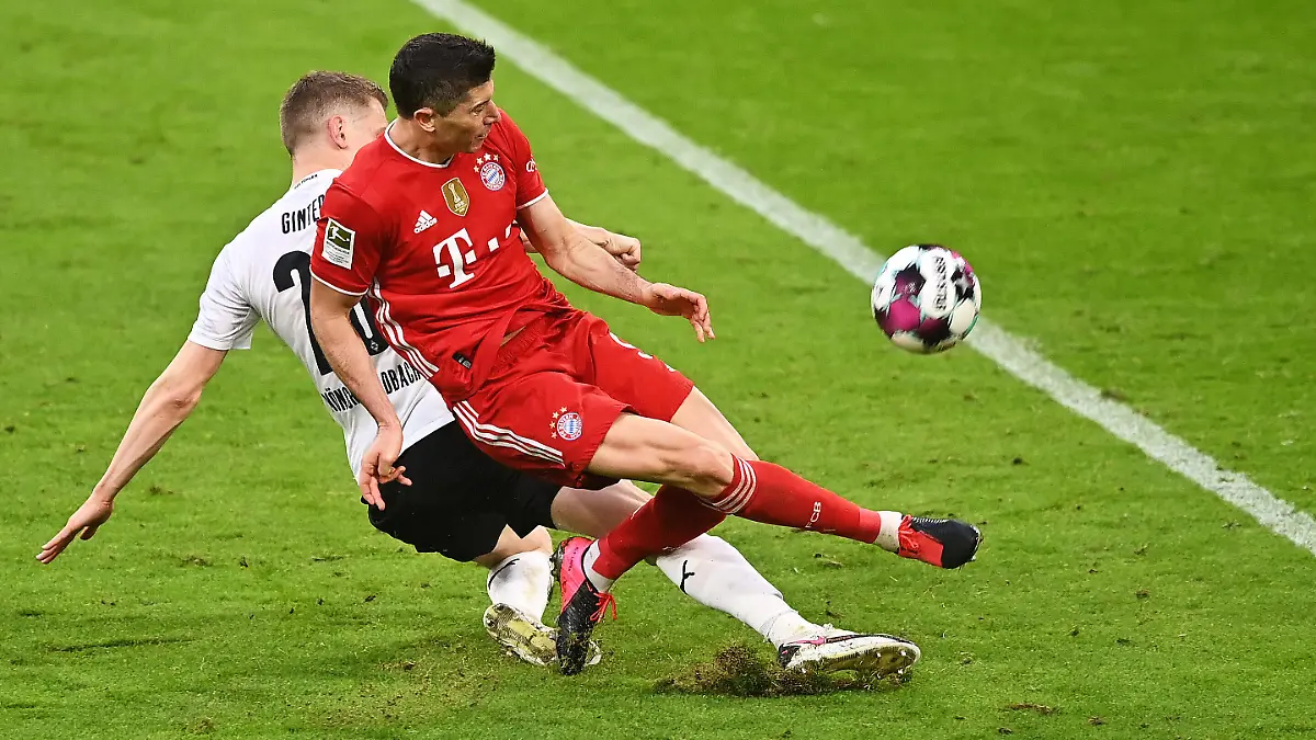Matthias Ginter vs. Robert Lewandowski