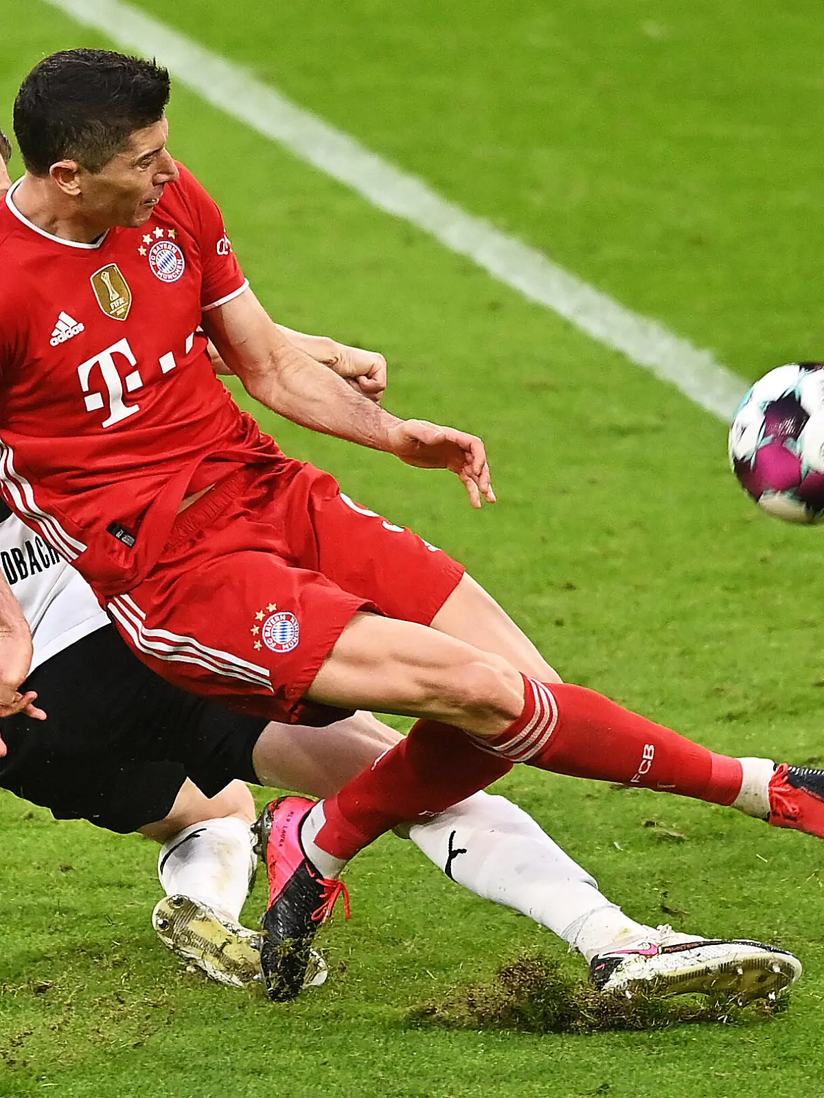 Matthias Ginter vs. Robert Lewandowski