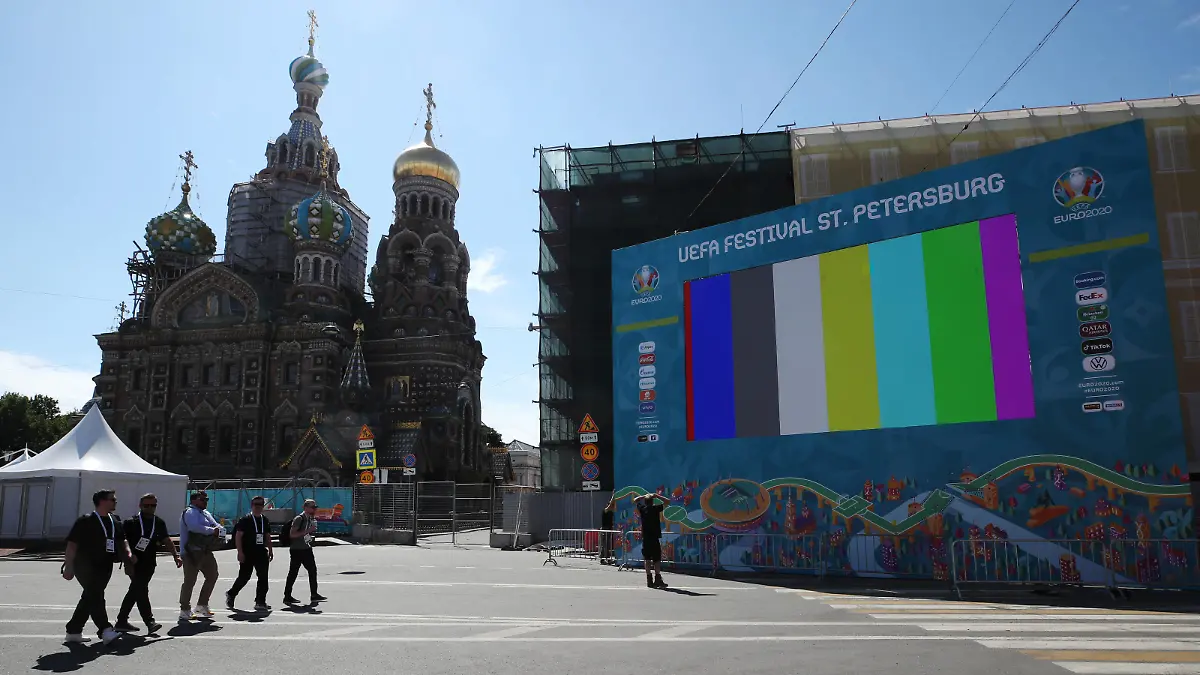  ST PETERSBURG, RUSSIA  JUNE 9, 2021: A screen at a football village in Konyushennaya Square ahead of the UEFA EURO, EM, Europameisterschaft,Fussball 2020 Championship. Entry to the fan zone is free and does not require a Fan-ID or a negative PCR test for coronavirus no more than 5 thousand people will be allowed in. Pictured in the back is the Church of the Savior on Spilled Blood. Alexander Demianchuk/TASS PUBLICATIONxINxGERxAUTxONLY TS104209