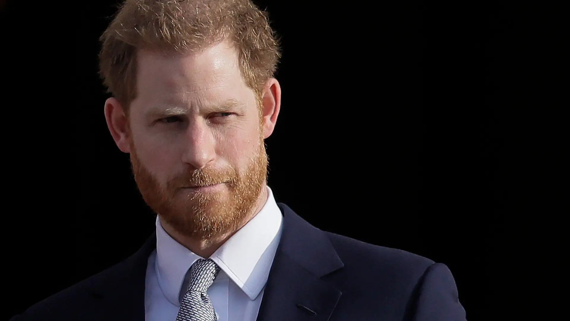 ARCHIV - 16.01.2020, Großbritannien, London: Der britische Prinz Harry steht in den Gärten des Buckingham-Palasts.  Er hat sich in einem Interview zum Kurzbesuch bei seinem krebskranken Vater König Charles III. geäußert. (zu dpa: «Prinz Harry nach Besuch bei krebskrankem Vater: Liebe meine Familie») Foto: Kirsty Wigglesworth/AP/dpa +++ dpa-Bildfunk +++