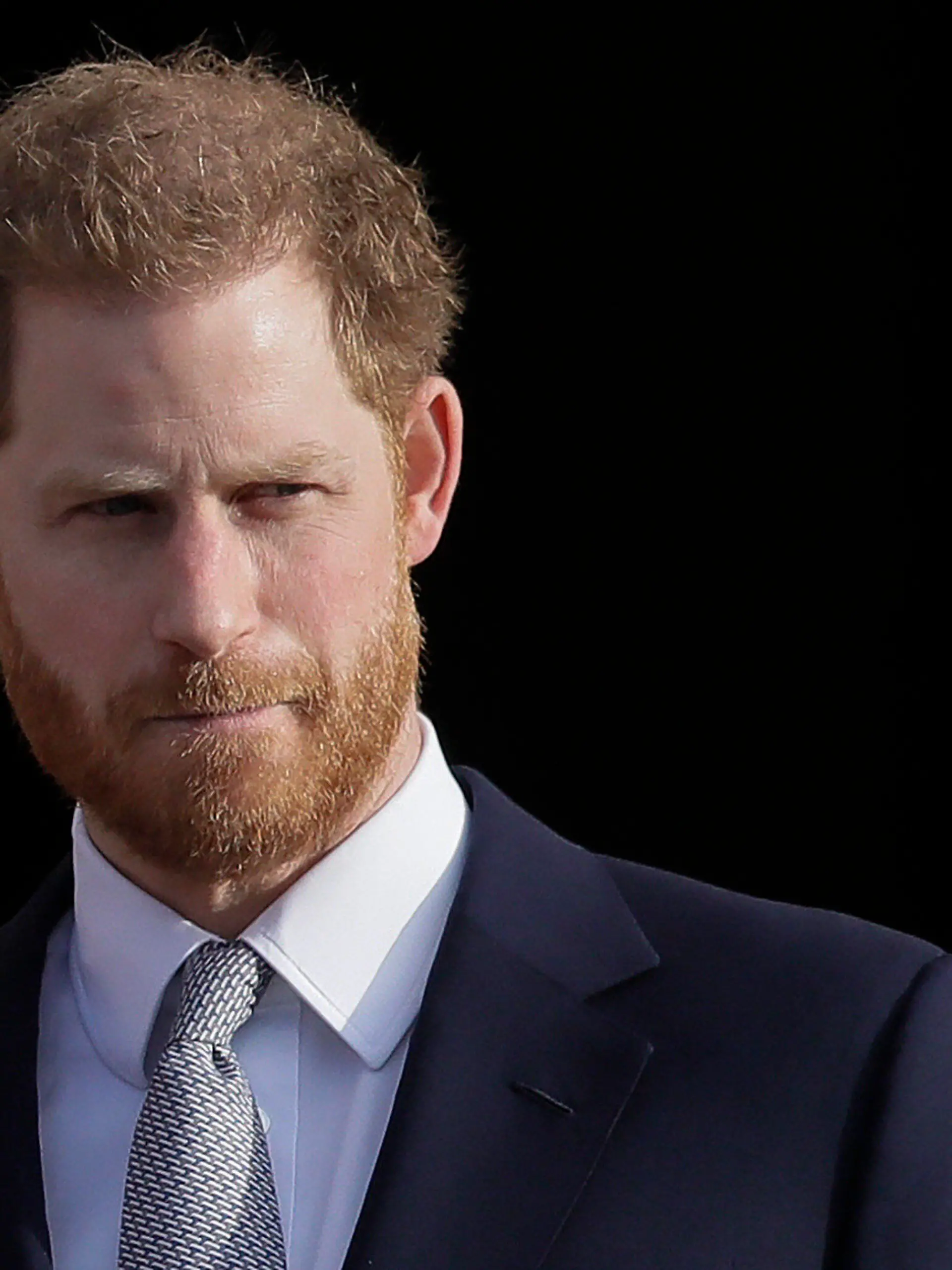ARCHIV - 16.01.2020, Großbritannien, London: Der britische Prinz Harry steht in den Gärten des Buckingham-Palasts.  Er hat sich in einem Interview zum Kurzbesuch bei seinem krebskranken Vater König Charles III. geäußert. (zu dpa: «Prinz Harry nach Besuch bei krebskrankem Vater: Liebe meine Familie») Foto: Kirsty Wigglesworth/AP/dpa +++ dpa-Bildfunk +++