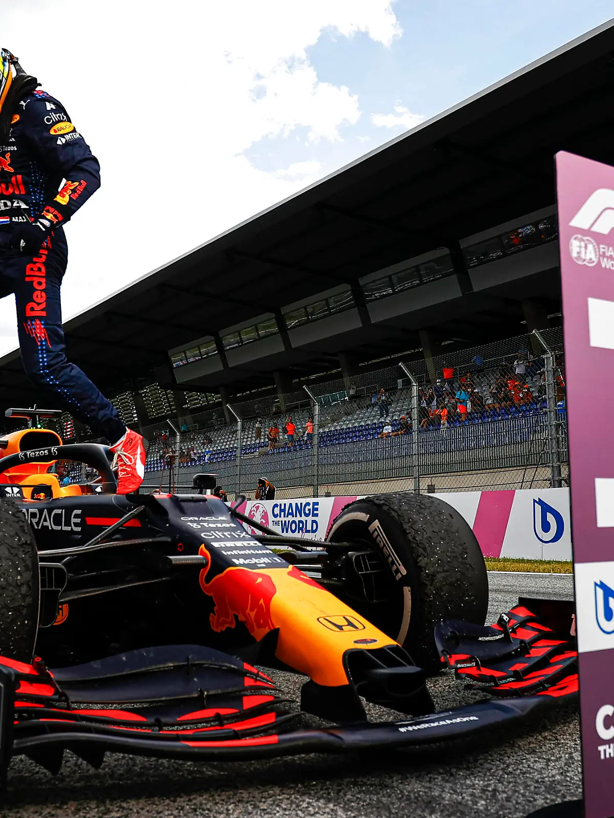 Formula 1 2021: Styrian GP RED BULL RING, AUSTRIA - JUNE 27: Max Verstappen, Red Bull Racing, 1st position, arrives in Parc Ferme during the Styrian GP at Red Bull Ring on Sunday June 27, 2021 in Spielberg, Austria. Photo by Andy Hone / LAT Images Images PUBLICATIONxINxGERxSUIxAUTxHUNxONLY GP2108_142817_ONZ7965 