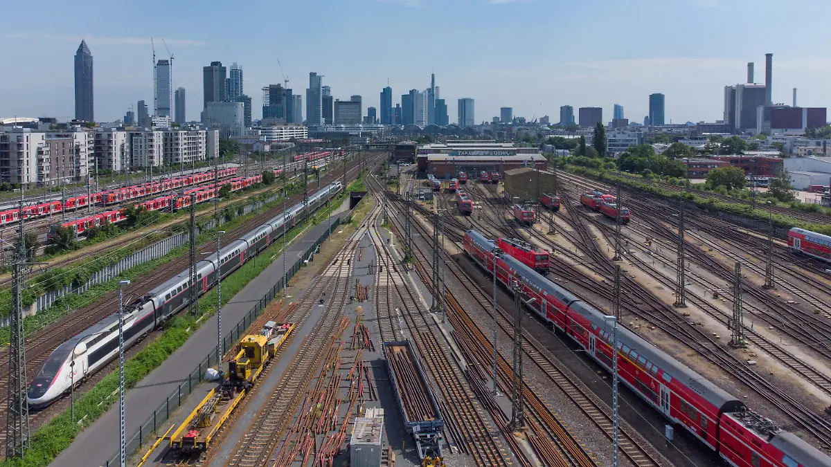 28.06.2021, Hessen, Frankfurt/Main: Züge fahren zum Hauptbahnhof, hinter dem die Skyline der Mainmetropole in die Höhe ragt (Luftaufnahme mit einer Drohne). Nachdem eine Machbarkeitsstudie zu dem Ergebnis gekommen war, dass ein Fernbahntunnel technisch realisierbar ist, sollen künftig täglich mehr als 250 Züge mehr durch einen kilometerlangen Tunnel zum Hauptbahnhof fahren können. Foto: Boris Roessler/dpa +++ dpa-Bildfunk +++
