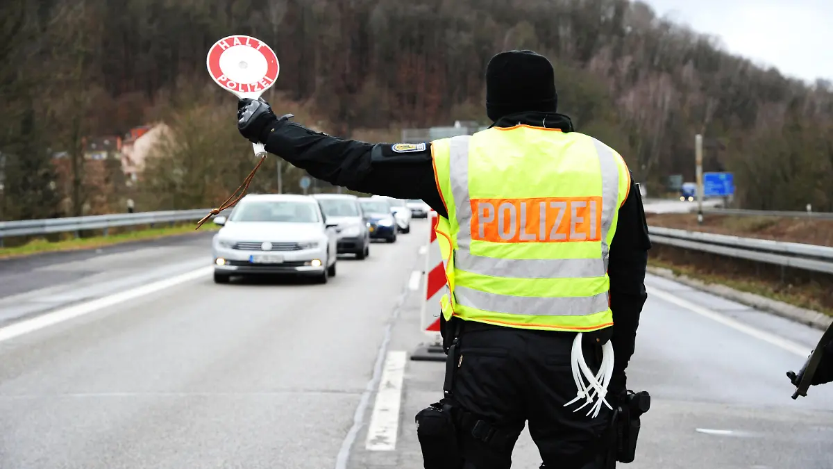  Grenzkontrollen der Bundespolizei am Mittwoch 29.01.2020 an der Goldenen Bremm in Saarbrücken. Der Schwerpunkt dieser Grenzkontrolle liegt auf der unerlaubten Einreise. Es werden heute ganztägig PKWs,LKWs und auch Busse aus dem Verkehr gezogen. *** Border controls of the Federal Police on Wednesday 29 01 2020 at the Goldenen Bremm in Saarbrücken The focus of this border control is on unauthorized entry Today, cars, trucks and buses are withdrawn from circulation all day bub