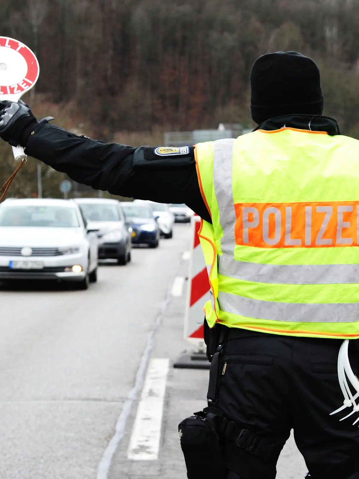  Grenzkontrollen der Bundespolizei am Mittwoch 29.01.2020 an der Goldenen Bremm in Saarbrücken. Der Schwerpunkt dieser Grenzkontrolle liegt auf der unerlaubten Einreise. Es werden heute ganztägig PKWs,LKWs und auch Busse aus dem Verkehr gezogen. *** Border controls of the Federal Police on Wednesday 29 01 2020 at the Goldenen Bremm in Saarbrücken The focus of this border control is on unauthorized entry Today, cars, trucks and buses are withdrawn from circulation all day bub