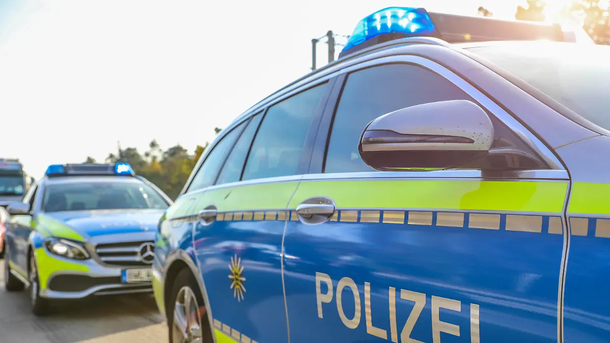Polizei im Einsatz: Aussagekräftige Symbolbilder - Die Polizei mit Blaulicht im Einsatz Polizeikräfte im Einsatz. Aussagekräftige Symbolfotos der Polizei. Deutschland Deutschland Deutschland Germany *** Police in action Meaningful symbol pictures The police with blue light in action Police forces in action Meaningful symbol pictures of the police Germany Germany Germany Germany Copyright: xEinsatz-Report24x/xFabianxGeierx