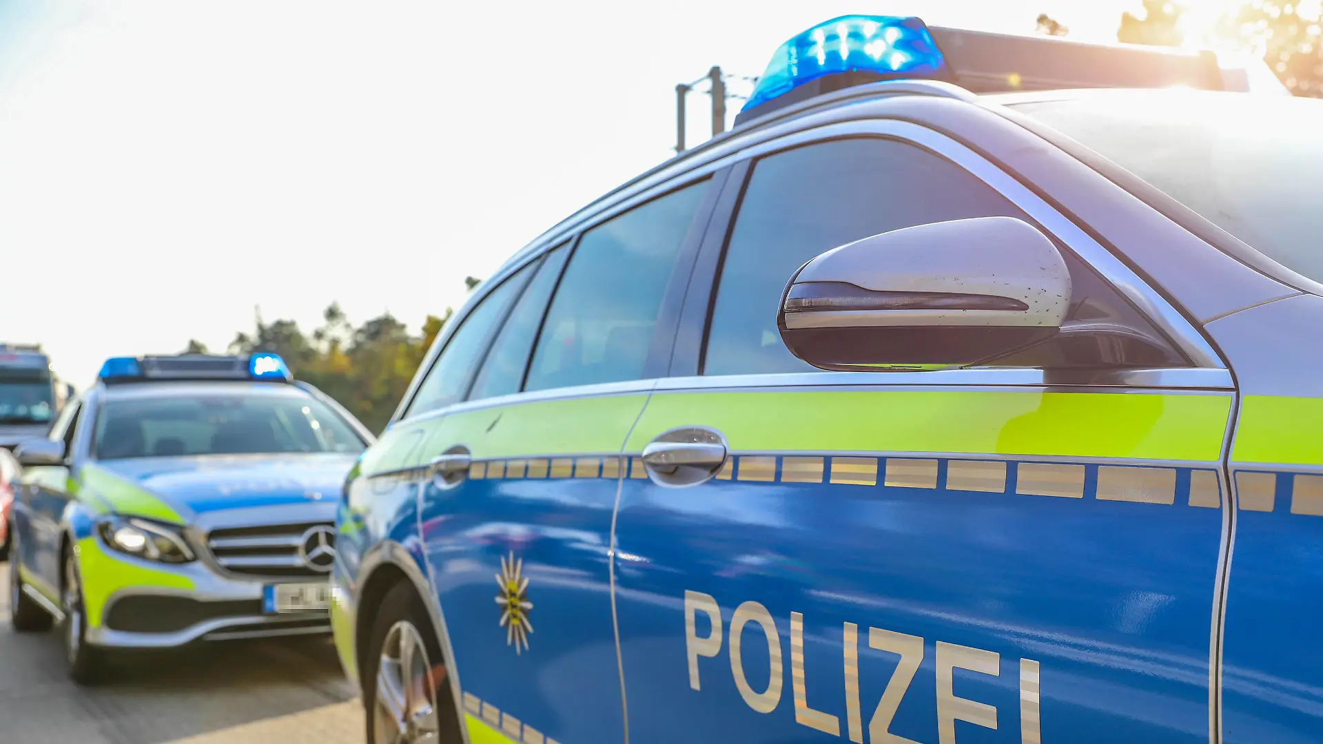  Polizei im Einsatz: Aussagekräftige Symbolbilder - Die Polizei mit Blaulicht im Einsatz Polizeikräfte im Einsatz. Aussagekräftige Symbolfotos der Polizei. Deutschland Deutschland Deutschland Germany *** Police in action Meaningful symbol pictures The police with blue light in action Police forces in action Meaningful symbol pictures of the police Germany Germany Germany Germany Copyright: xEinsatz-Report24x/xFabianxGeierx