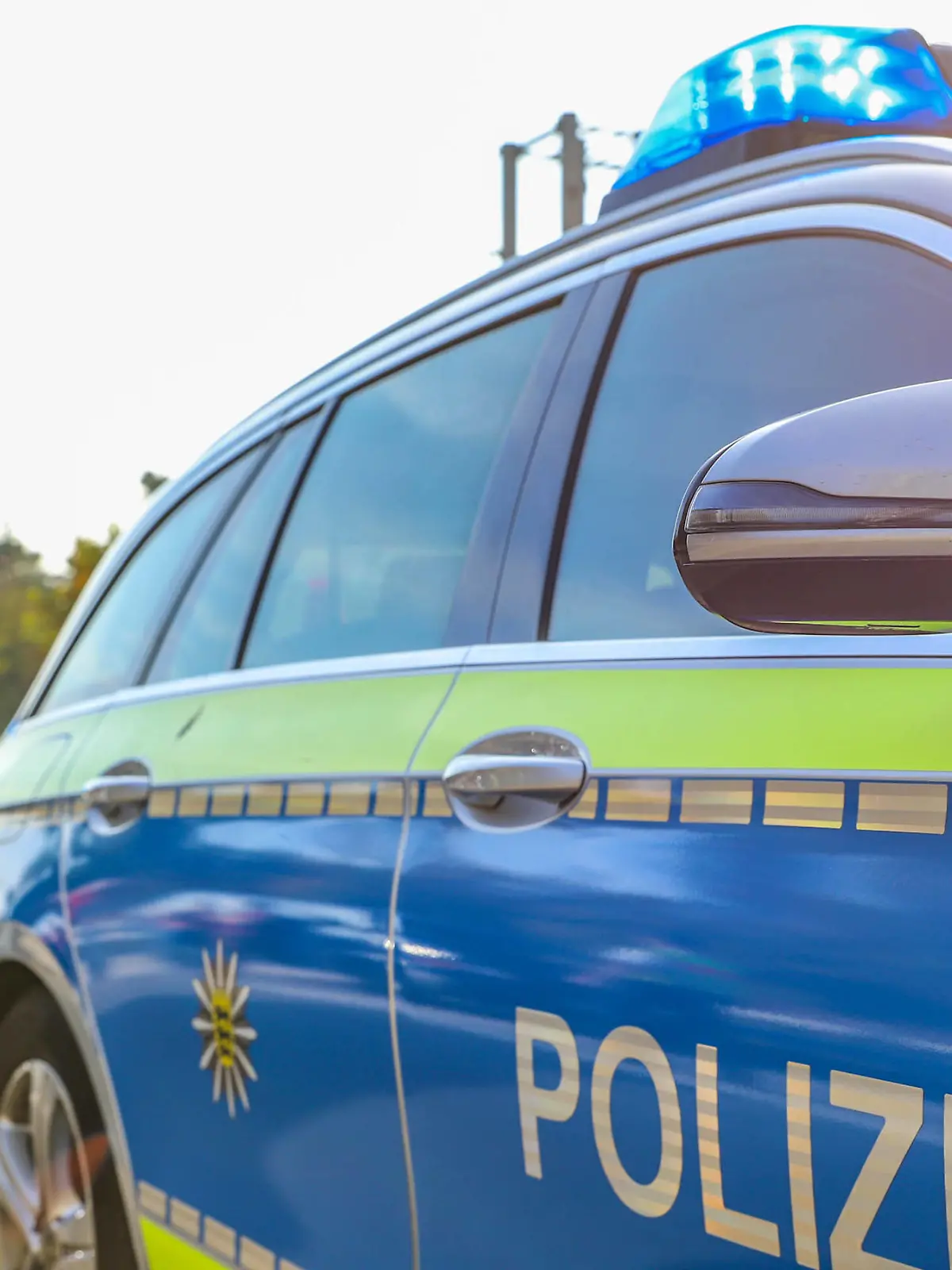  Polizei im Einsatz: Aussagekräftige Symbolbilder - Die Polizei mit Blaulicht im Einsatz Polizeikräfte im Einsatz. Aussagekräftige Symbolfotos der Polizei. Deutschland Deutschland Deutschland Germany *** Police in action Meaningful symbol pictures The police with blue light in action Police forces in action Meaningful symbol pictures of the police Germany Germany Germany Germany Copyright: xEinsatz-Report24x/xFabianxGeierx