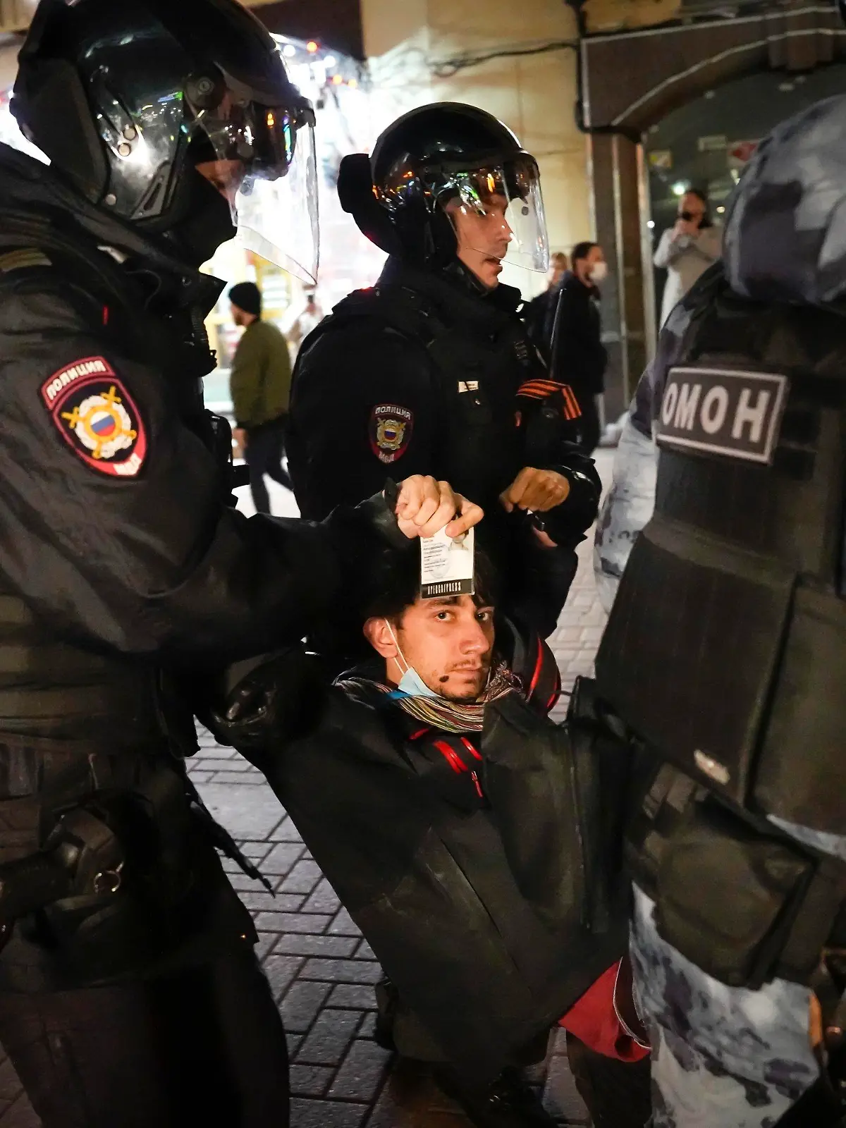 21.09.2022, Russland, Moskau: Polizisten tragen einen Demonstranten während einer Demonstration gegen die Mobilisierung weg, der einen Ausweis in der Hand hält. Bei Protesten in Russland gegen die von Kremlchef Putin angeordnete Teilmobilmachung des Militärs sind mehr als 1300 Menschen festgenommen worden. Das Bürgerrechtsportal OVD-Info zählte am Mittwochabend über 1350 Festnahmen in 38 Städten des Landes. In Moskau wurden diesen Angaben zufolge mehr als 500 Demonstranten in Gewahrsam genommen. Foto: Alexander Zemlianichenko/AP/dpa +++ dpa-Bildfunk +++