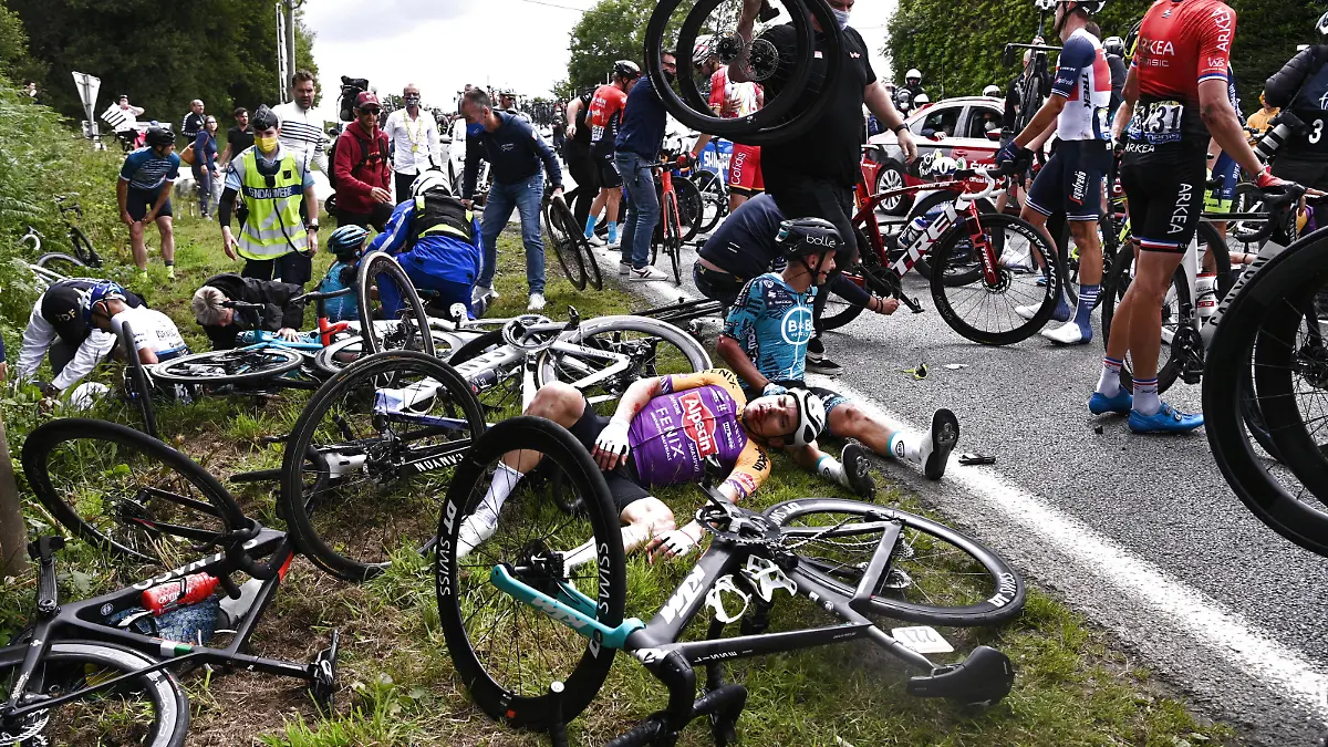 Massencrash bei der Tour de France 2021