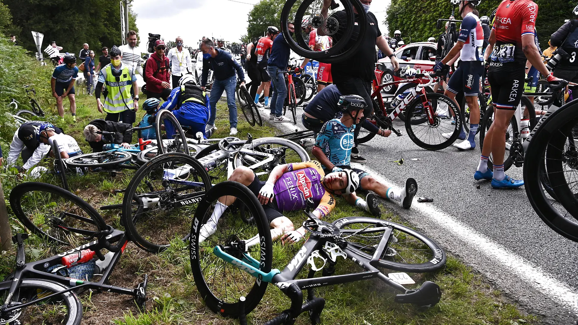 Massencrash bei der Tour de France 2021