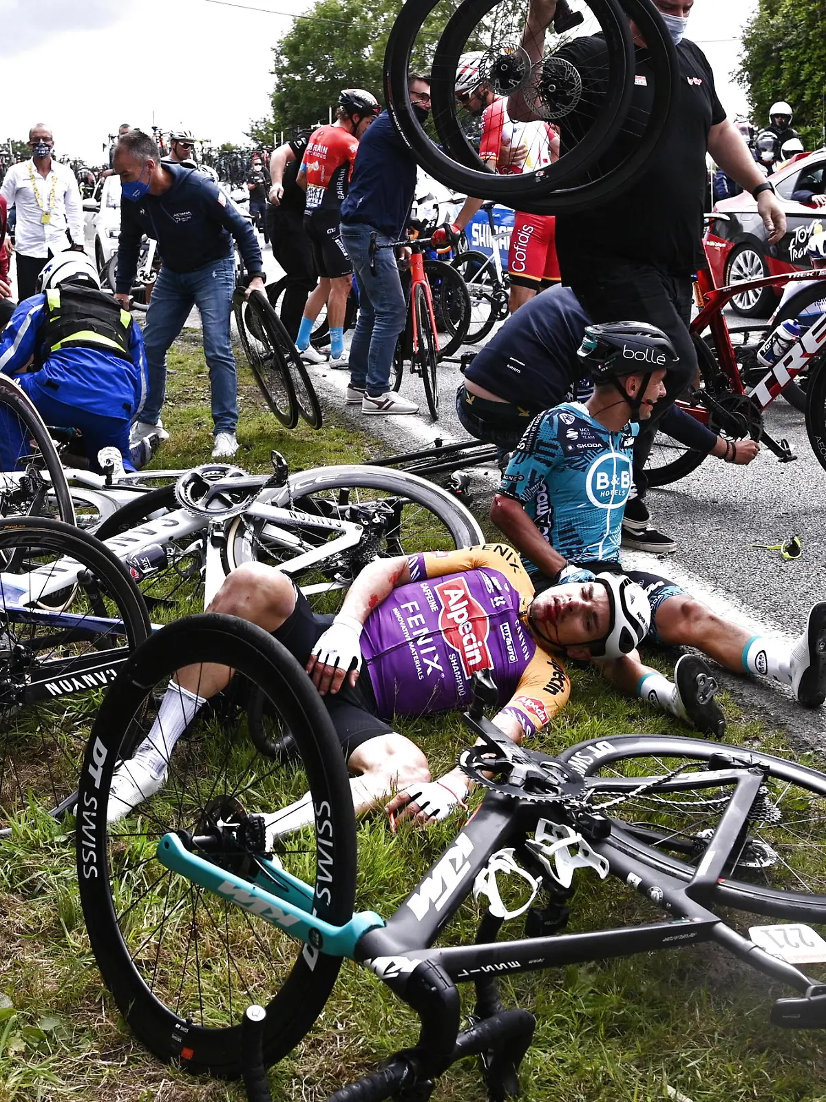 Massencrash bei der Tour de France 2021