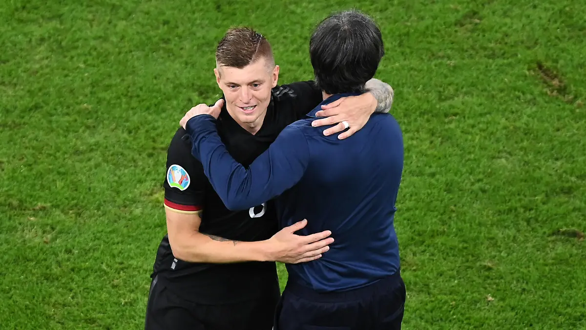 FUSSBALL Euro 2021 GRUPPE C Spiel 36 in Muenchen Deutschland - Ungarn 23.06.2021 Toni Kroos li und Trainer Joachim Loew re, beide Deutschland freuen sich nach dem Abpfiff *** FOOTBALL Euro 2021 GROUP C Match 36 in Munich Germany Hungary 23 06 2021 Toni Kroos left and coach Joachim Loew right, both Germany rejoice after the final whistle. 