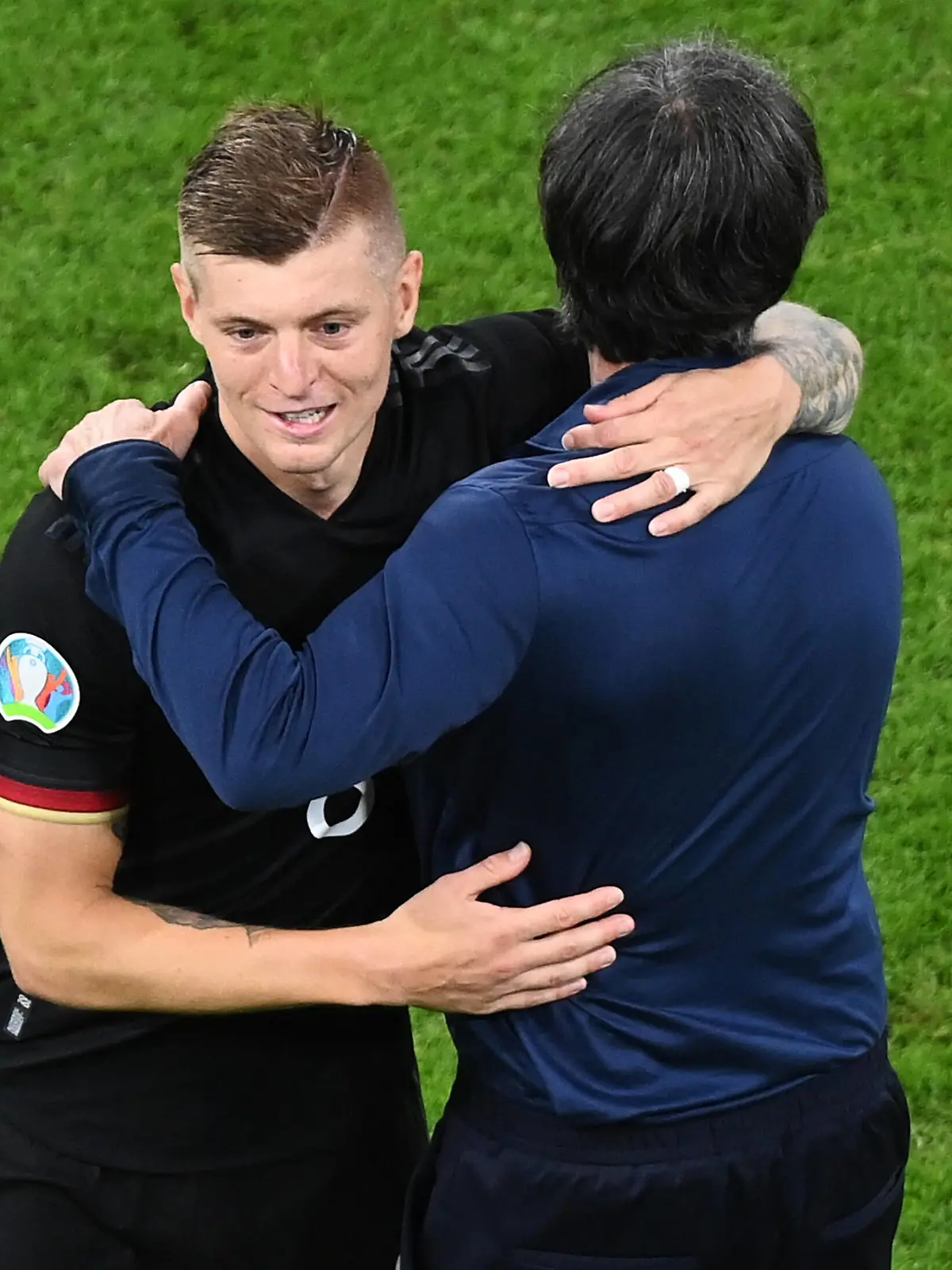 FUSSBALL Euro 2021 GRUPPE C Spiel 36 in Muenchen Deutschland - Ungarn 23.06.2021 Toni Kroos li und Trainer Joachim Loew re, beide Deutschland freuen sich nach dem Abpfiff *** FOOTBALL Euro 2021 GROUP C Match 36 in Munich Germany Hungary 23 06 2021 Toni Kroos left and coach Joachim Loew right, both Germany rejoice after the final whistle. 
