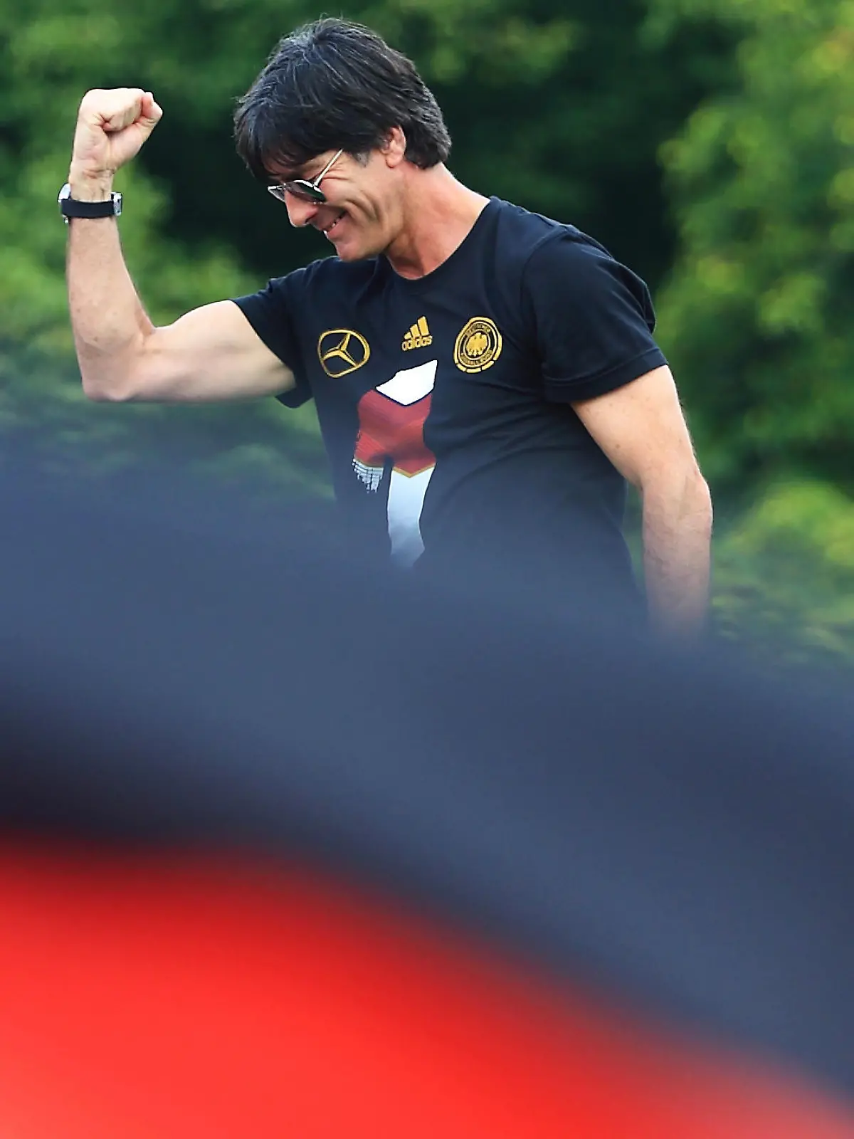 ARCHIV - 15.07.2014, Berlin: Joachim Löw jubelt beim Empfang der Fußball-Nationalmannschaft in Berlin. Nach 1954, 1974 und 1990 ist Deutschland mit einem Sieg über Argentinien zum vierten Mal Weltmeister geworden. (zu "15 Jahre Bundestrainer Löw: Der Job seines Lebens ist Geschichte") Foto: Jens Wolf/dpa-Zentralbild/dpa +++ dpa-Bildfunk +++