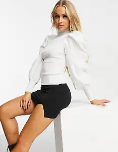 Weißer Pullover mit gewebten Ärmeln