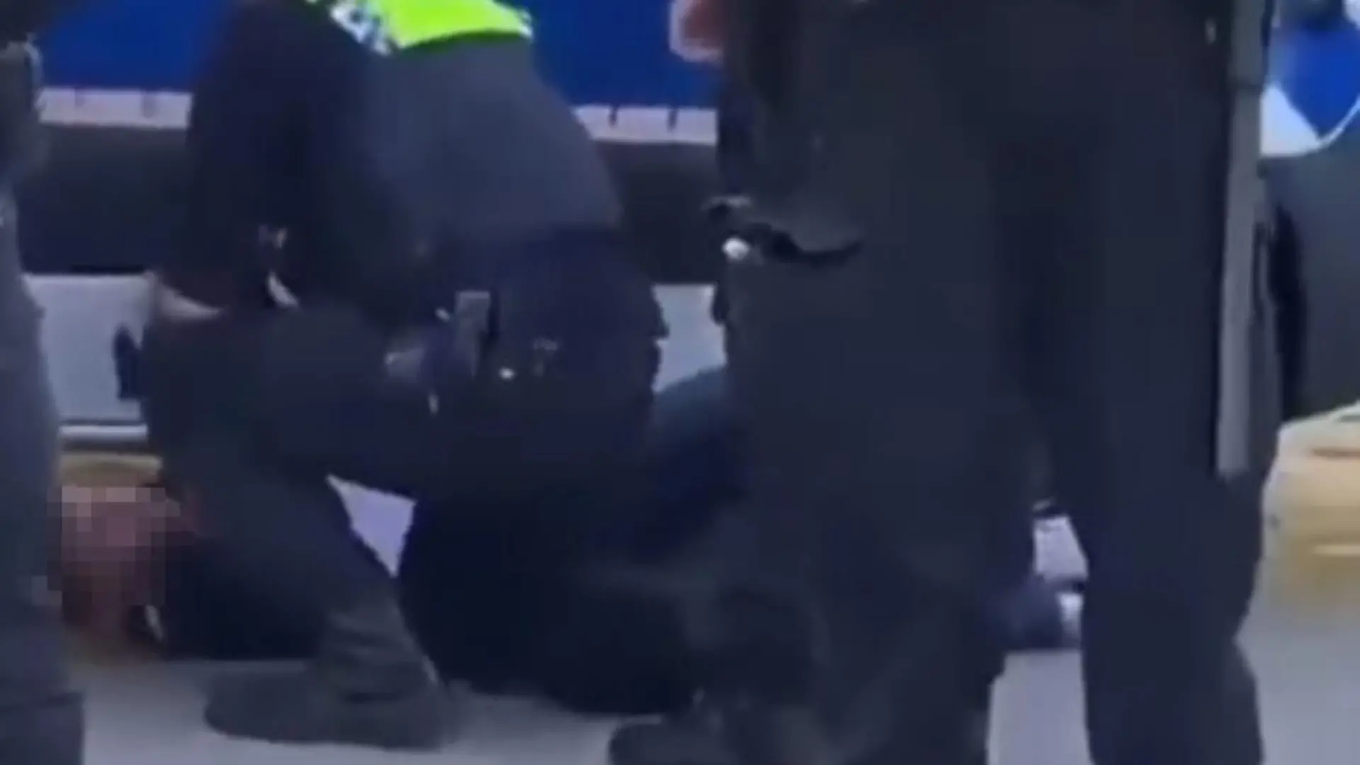 Video zeigt wie Polizist einen Jugendlichen schlägt