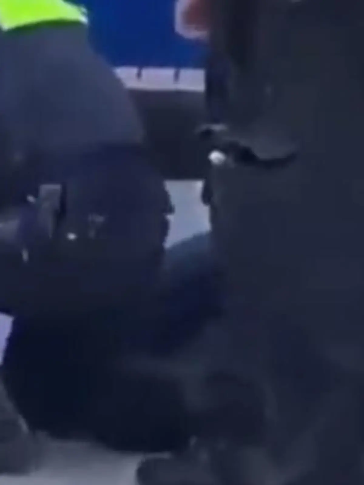 Video zeigt wie Polizist einen Jugendlichen schlägt