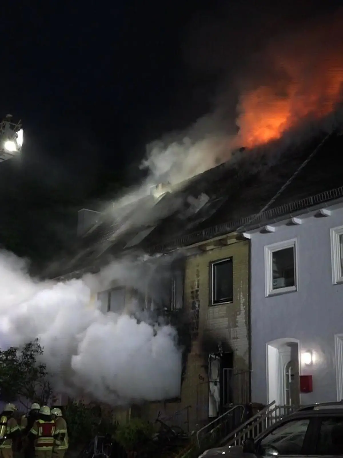 Im Bremer Stadtteil Walle brannte eine Reihenhaus lichtloh. Feuerwehrsprecher Michael Richartz spricht von "beeindruckender Intensität".