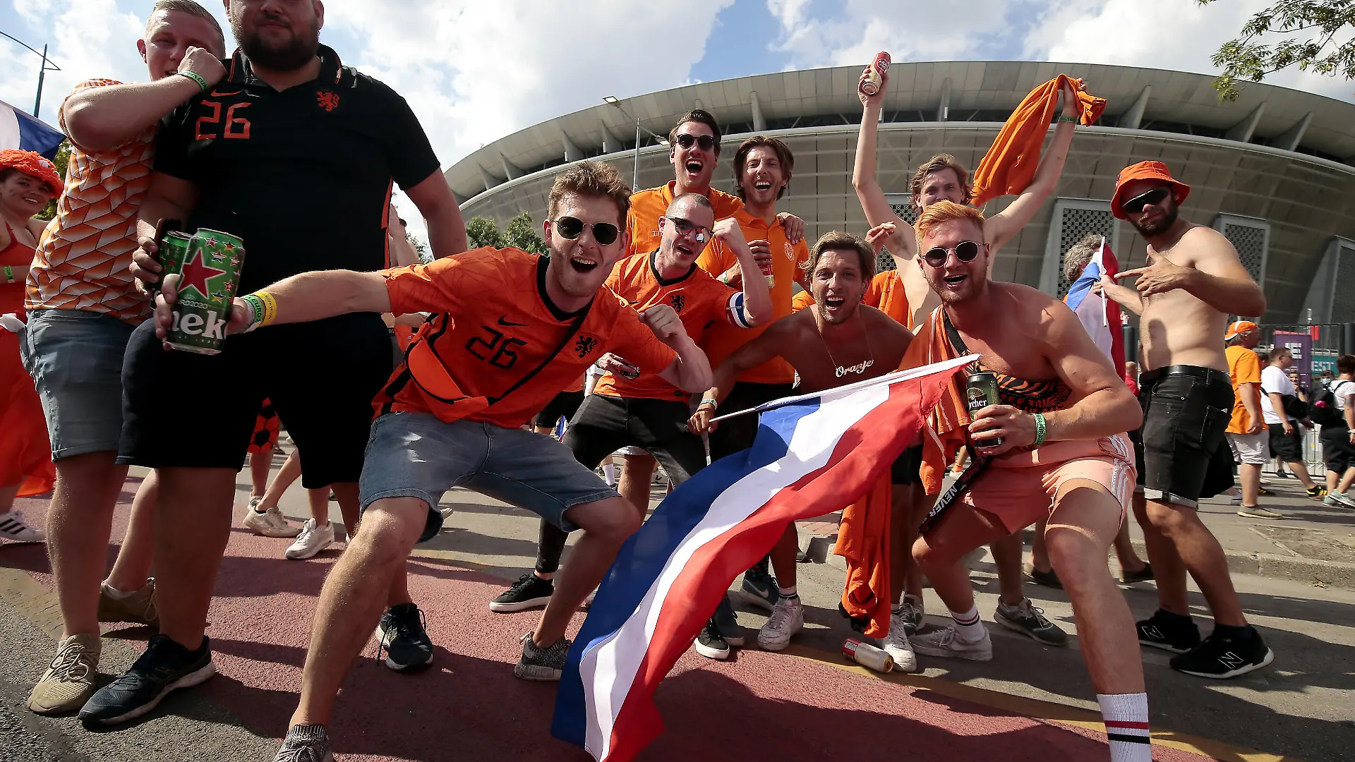 Netherlands v Czech Republic - UEFA EURO, EM, Europameisterschaft,Fussball 2020 - Round of 16 - Puskas Arena Netherlands fans outside the ground ahead of the UEFA Euro 2020 round of 16 match held at the Puskas Arena in Budapest, Hungary. Picture date: Sunday June 27, 2021. Use subject to restrictions. Editorial use only, no commercial use without prior consent from rights holder. PUBLICATIONxINxGERxSUIxAUTxONLY Copyright: xPAx 60608073