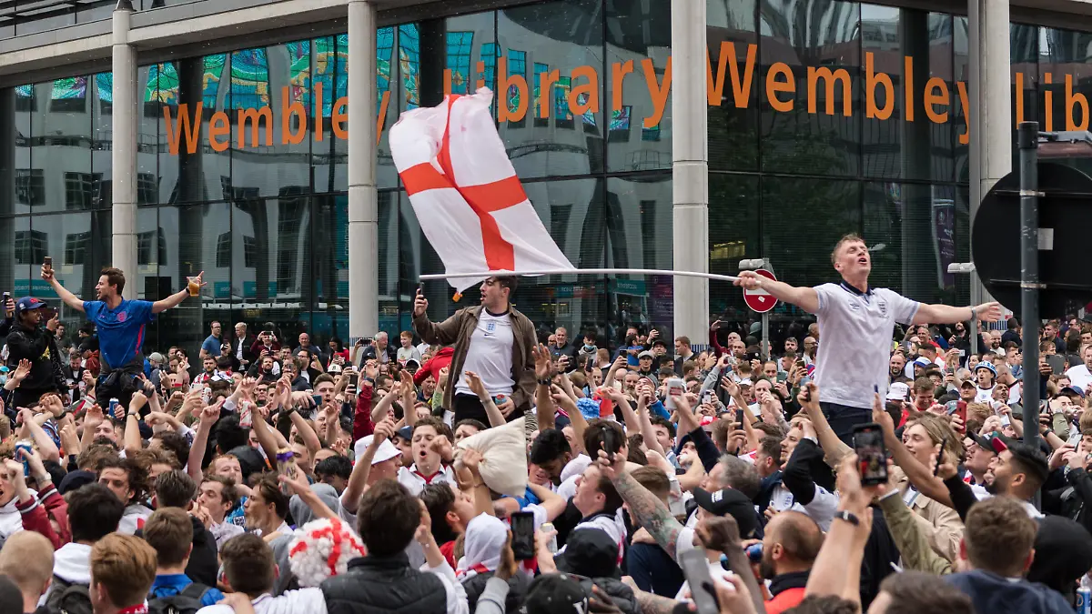  Football Fans Arrive At Wembley Stadium For England Vs Germany Euro 2020 Match In London LONDON, UNITED KINGDOM - JUNE 29, 2021: England football fans celebrate outside Wembley Stadium ahead of England match against Germany in the Euro 2020 Championship on June 29, 2021 in London, England. London Greater London United Kingdom szymanowicz-football210629_npek0 PUBLICATIONxNOTxINxFRA Copyright: xWIktorxSzymanowiczx