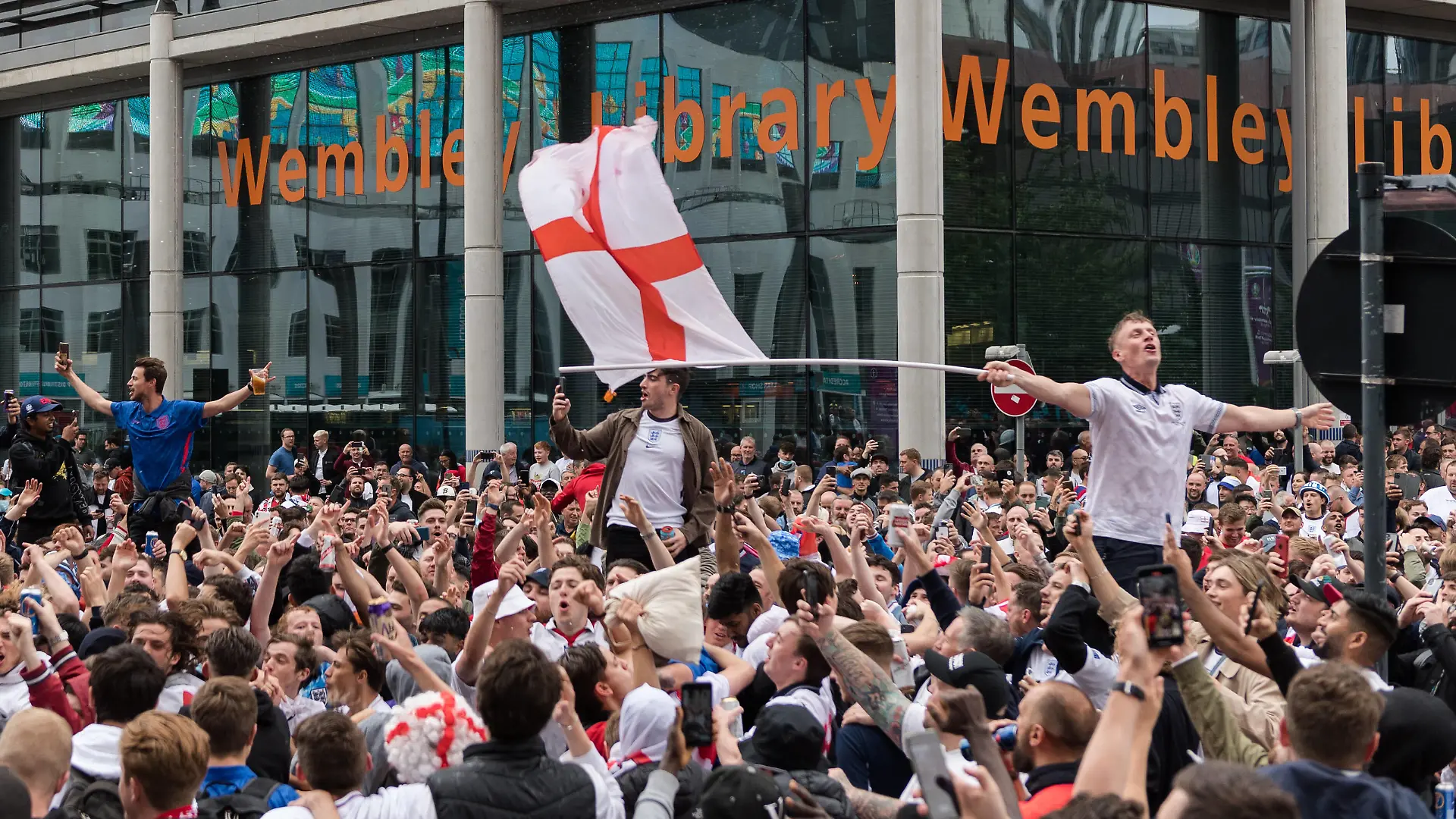 Football Fans Arrive At Wembley Stadium For England Vs Germany Euro 2020 Match In London LONDON, UNITED KINGDOM - JUNE 29, 2021: England football fans celebrate outside Wembley Stadium ahead of England match against Germany in the Euro 2020 Championship on June 29, 2021 in London, England. London Greater London United Kingdom szymanowicz-football210629_npek0 PUBLICATIONxNOTxINxFRA Copyright: xWIktorxSzymanowiczx