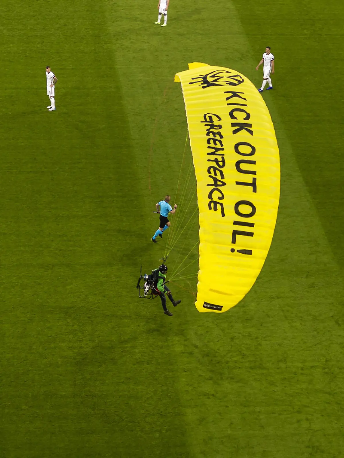  Fallschirm von Greenpeace Aktivist landet auf dem Rasen Kick out Oil VW Frankreich - Deutschland München, 15.06.2021, Fussball, Saison 2020/21 Foto: Moritz Müller *** Parachute of Greenpeace activist lands on turf Kick out Oil VW France Germany Munich, 15 06 2021, football, season 2020 21 Photo Moritz Müller