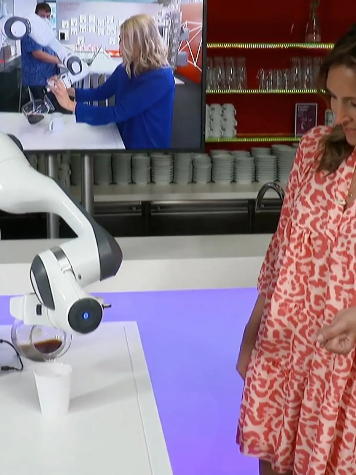 Bild zu: "5G-Roboter schenkt Roberta Kaffee ein"