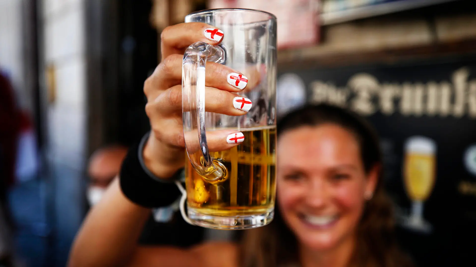 Englands Fans feiern EM mit Millionen Litern von Bier