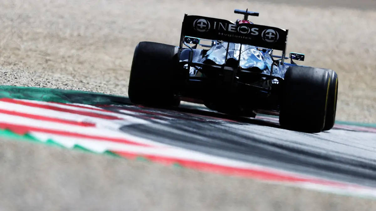SPIELBERG, AUSTRIA - JUNE 27: Lewis Hamilton of Great Britain driving the (44) Mercedes AMG Petronas F1 Team Mercedes W12 during the F1 Grand Prix of Styria at Red Bull Ring on June 27, 2021 in Spielberg, Austria. (Photo by Clive Rose/Getty Images)