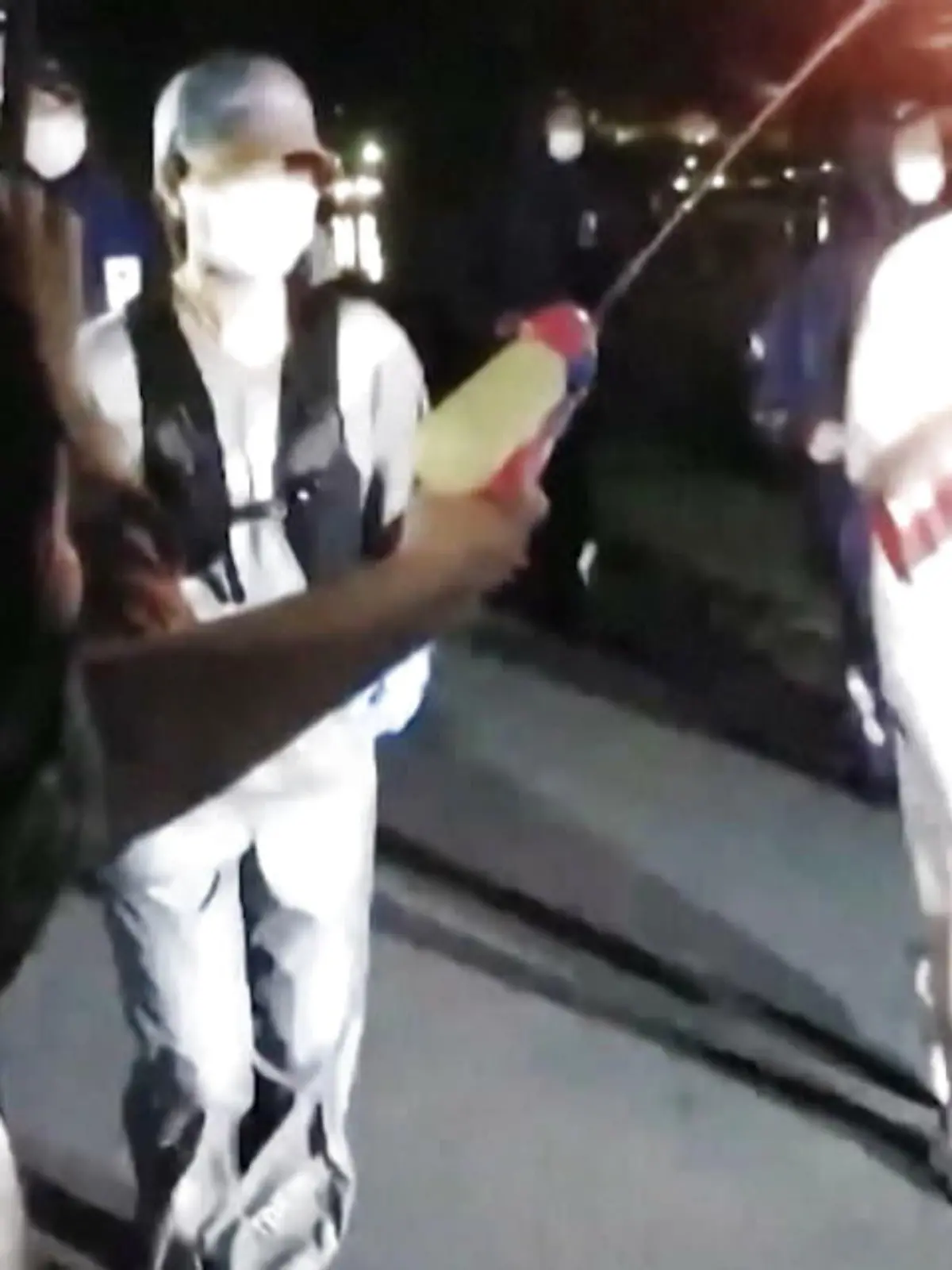 Bild zu: "Wasserpistolen-Protest beim Fackellauf"