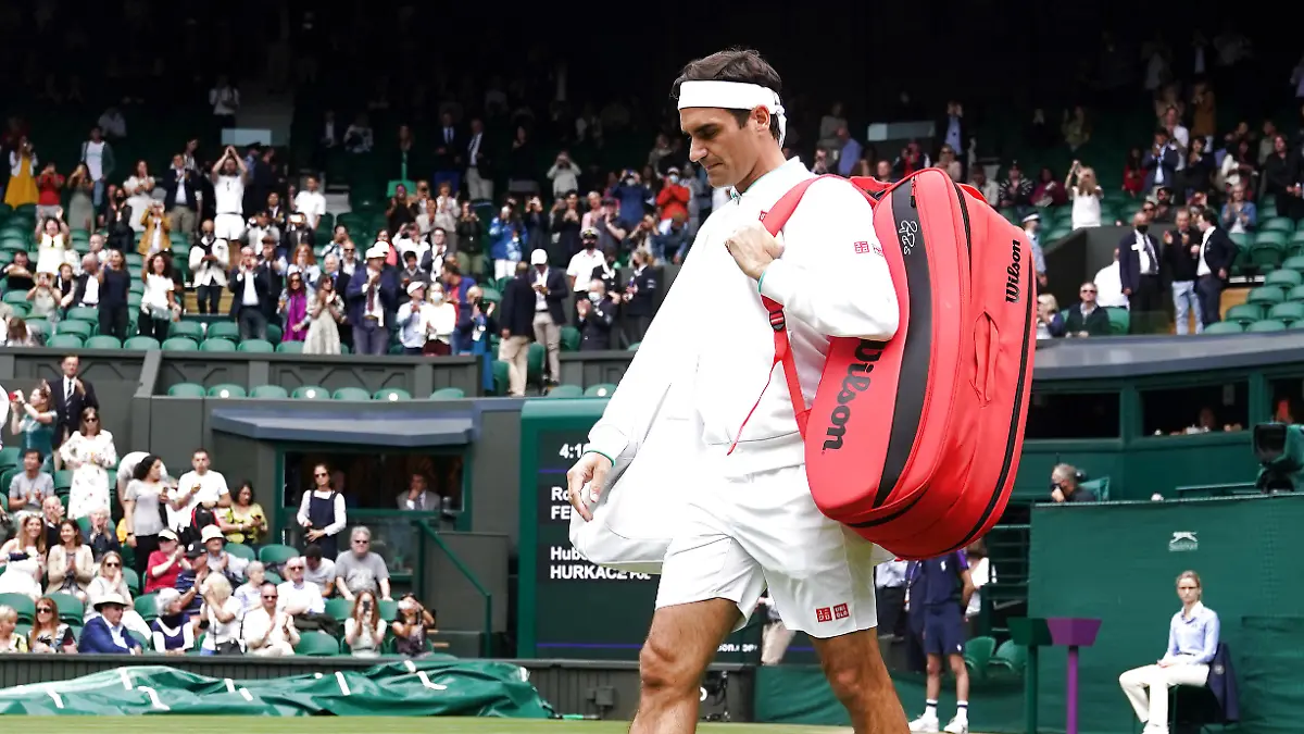 07.07.2021, Großbritannien, London: Tennis: Grand Slam, Wimbledon, ATP-Tour, Einzel, Herren, Viertelfinale, Federer (Schweiz) - Hurkacz (Polen). Roger Federer kommt auf den Tennisplatz. Foto: Adam Davy/PA Wire/dpa +++ dpa-Bildfunk +++