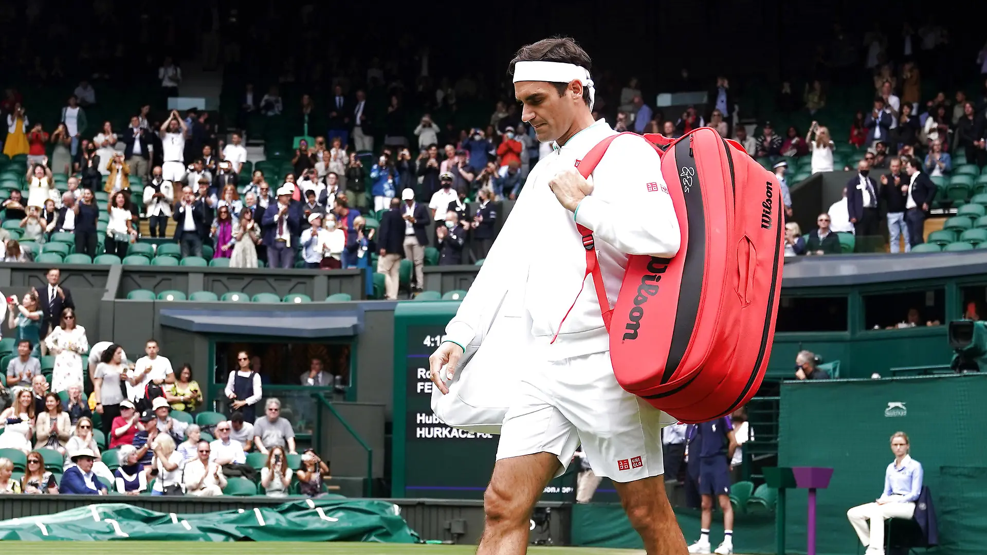 07.07.2021, Großbritannien, London: Tennis: Grand Slam, Wimbledon, ATP-Tour, Einzel, Herren, Viertelfinale, Federer (Schweiz) - Hurkacz (Polen). Roger Federer kommt auf den Tennisplatz. Foto: Adam Davy/PA Wire/dpa +++ dpa-Bildfunk +++