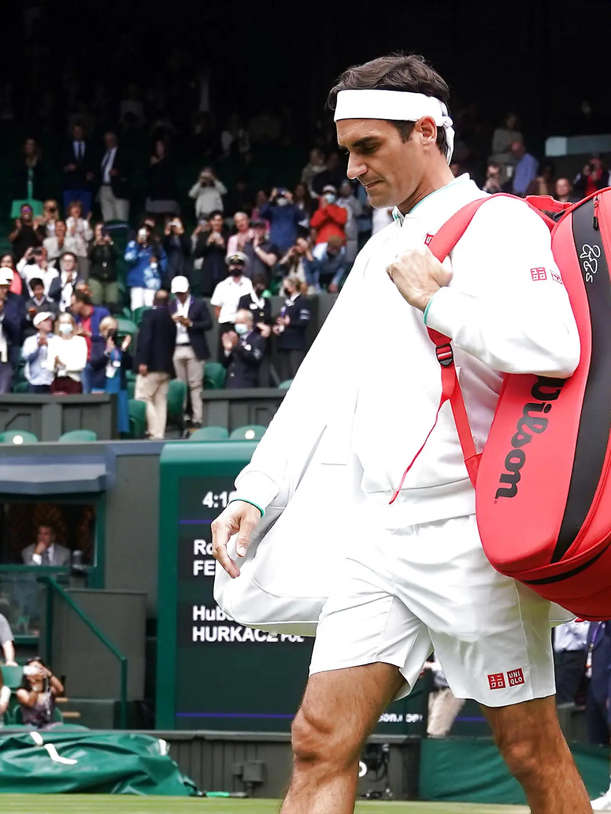 07.07.2021, Großbritannien, London: Tennis: Grand Slam, Wimbledon, ATP-Tour, Einzel, Herren, Viertelfinale, Federer (Schweiz) - Hurkacz (Polen). Roger Federer kommt auf den Tennisplatz. Foto: Adam Davy/PA Wire/dpa +++ dpa-Bildfunk +++