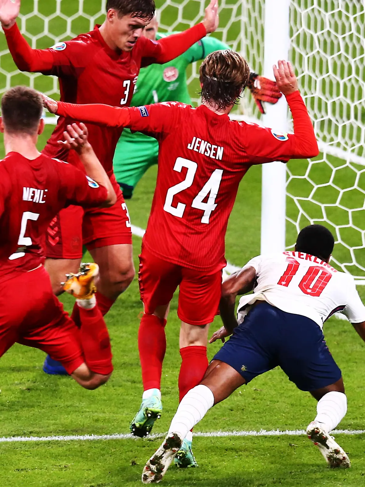  SOCCER - UEFA EURO, EM, Europameisterschaft,Fussball 2020, ENG vs DEN LONDON,ENGLAND,07.JUL.21 - SOCCER - UEFA European Championship, EM, Europameisterschaft 2020, international match, Länderspiel, Nationalmannschaft semifinal, England vs Denmark. Image shows Mathias Jensen DEN and Raheem Sterling ENG. PUBLICATIONxNOTxINxAUTxSUIxSWE GEPAxpictures/xMichaelxZemanek