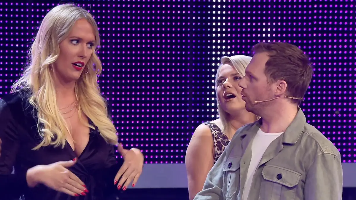 Bei Ralf Schmitz wirbt Josi für ihren "Neuwagen" Transgender-Kandidatin bei "Take Me Out"